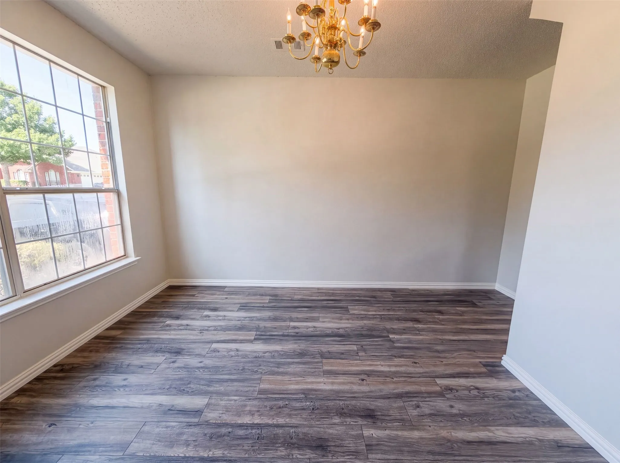 Single Family Residence For Sale in Dallas County , 448 N Waterford Oaks Drive, Cedar Hill, Texas 75104, 4 Bedroom, 3 Bathroom, 2 Garage spaces, 2,638 Sqft, built in 2002, mls#21347446, Real Estate Agent in Cedar Hill, Homes For Sale in Dallas county, Homes For Sale in Cedar Hill, Realtor in Cedar Hill Texas, Real Estate Brokerage Independent Realty Texas, Luminita Cordes Realtor