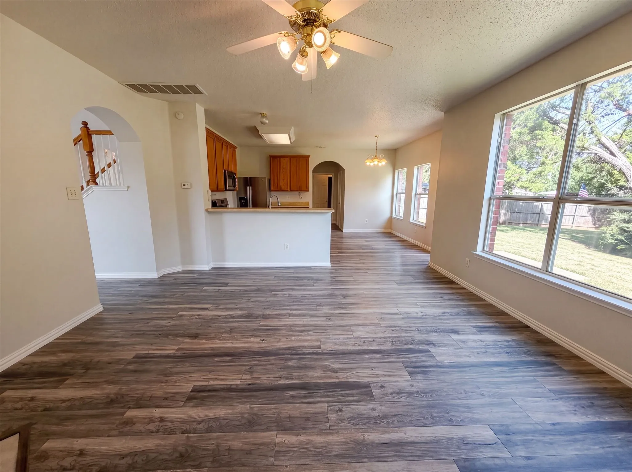 Single Family Residence For Sale in Dallas County , 448 N Waterford Oaks Drive, Cedar Hill, Texas 75104, 4 Bedroom, 3 Bathroom, 2 Garage spaces, 2,638 Sqft, built in 2002, mls#21347446, Real Estate Agent in Cedar Hill, Homes For Sale in Dallas county, Homes For Sale in Cedar Hill, Realtor in Cedar Hill Texas, Real Estate Brokerage Independent Realty Texas, Luminita Cordes Realtor
