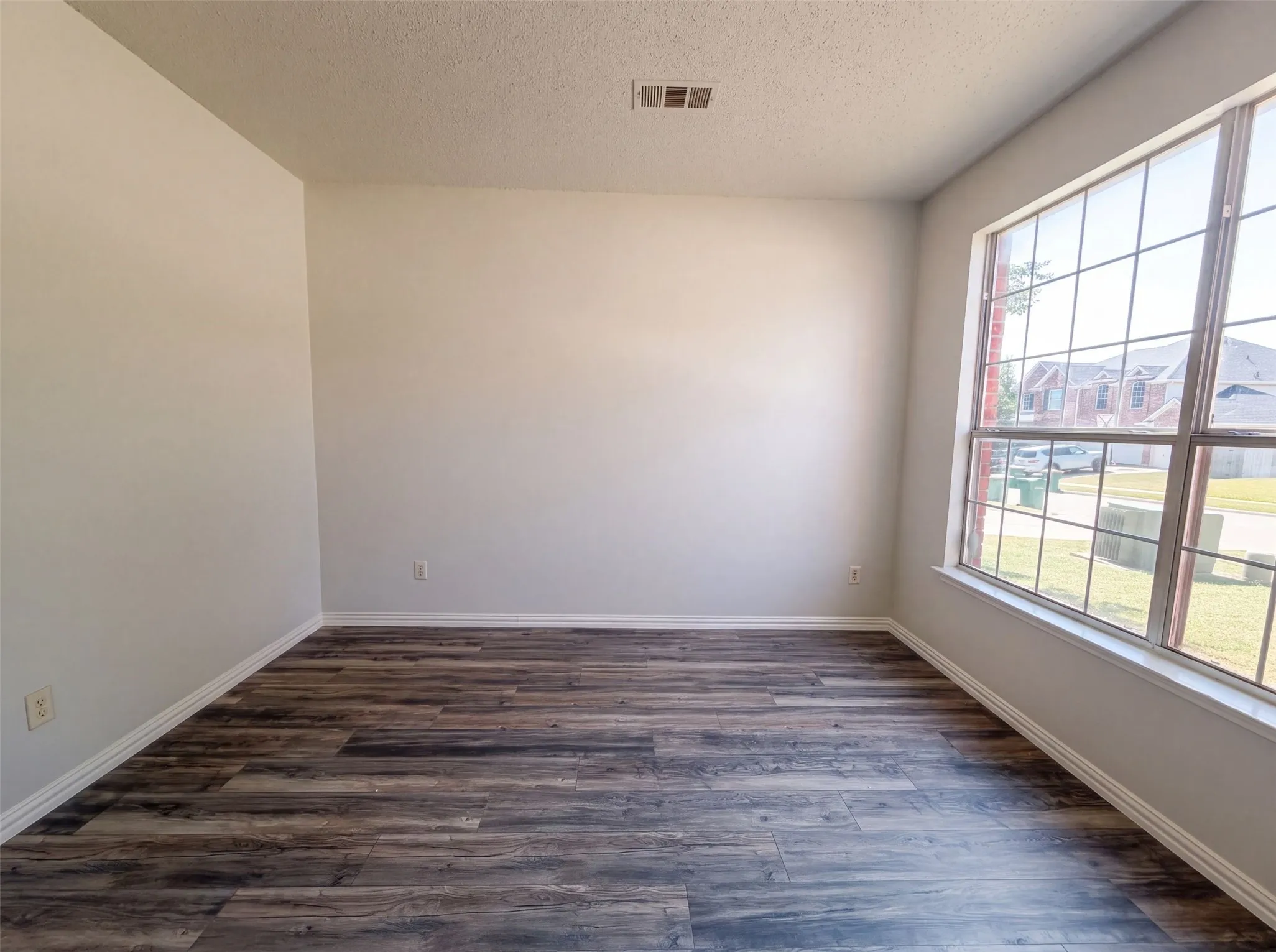 Single Family Residence For Sale in Dallas County , 448 N Waterford Oaks Drive, Cedar Hill, Texas 75104, 4 Bedroom, 3 Bathroom, 2 Garage spaces, 2,638 Sqft, built in 2002, mls#21347446, Real Estate Agent in Cedar Hill, Homes For Sale in Dallas county, Homes For Sale in Cedar Hill, Realtor in Cedar Hill Texas, Real Estate Brokerage Independent Realty Texas, Luminita Cordes Realtor