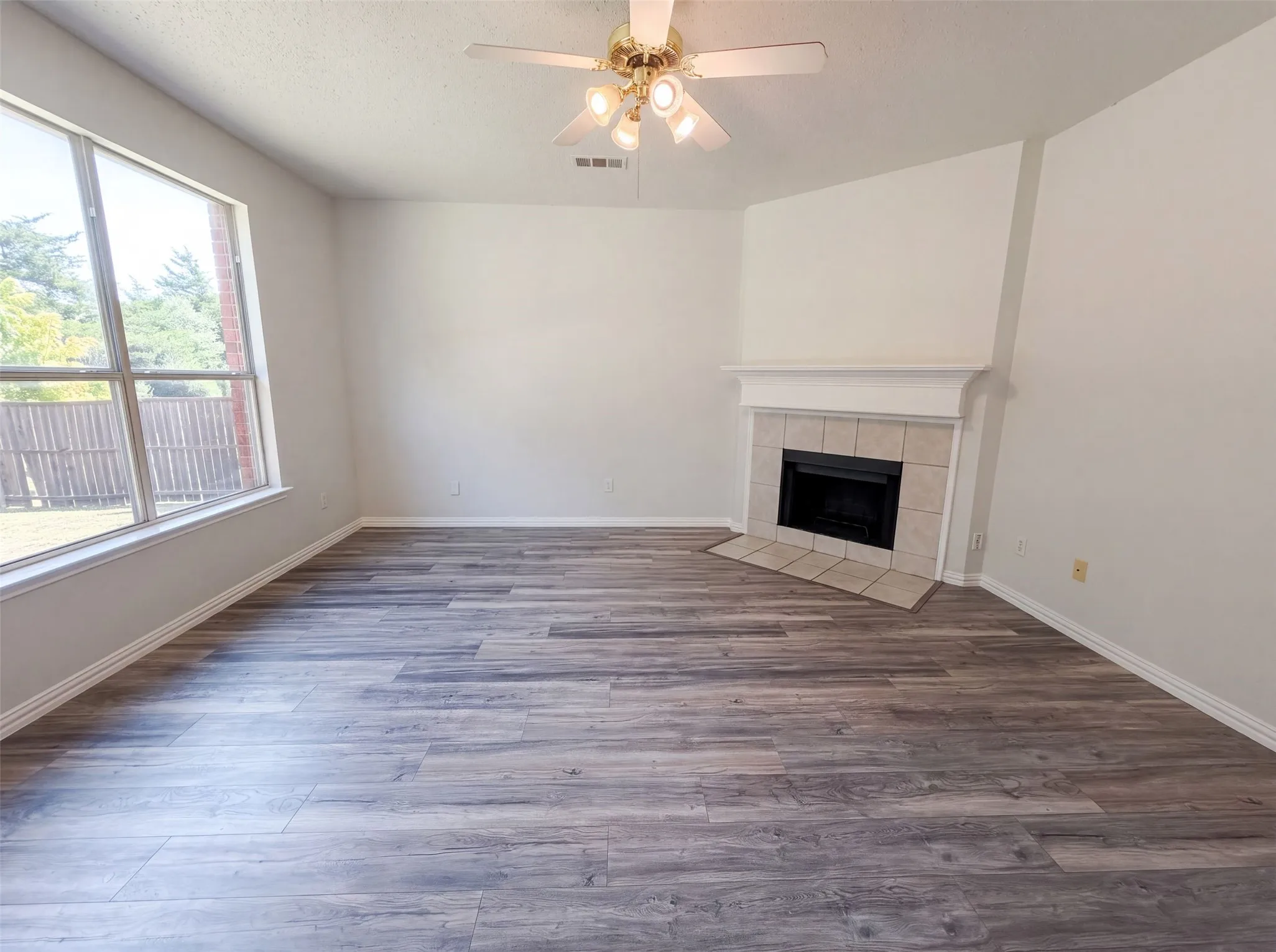 Single Family Residence For Sale in Dallas County , 448 N Waterford Oaks Drive, Cedar Hill, Texas 75104, 4 Bedroom, 3 Bathroom, 2 Garage spaces, 2,638 Sqft, built in 2002, mls#21347446, Real Estate Agent in Cedar Hill, Homes For Sale in Dallas county, Homes For Sale in Cedar Hill, Realtor in Cedar Hill Texas, Real Estate Brokerage Independent Realty Texas, Luminita Cordes Realtor