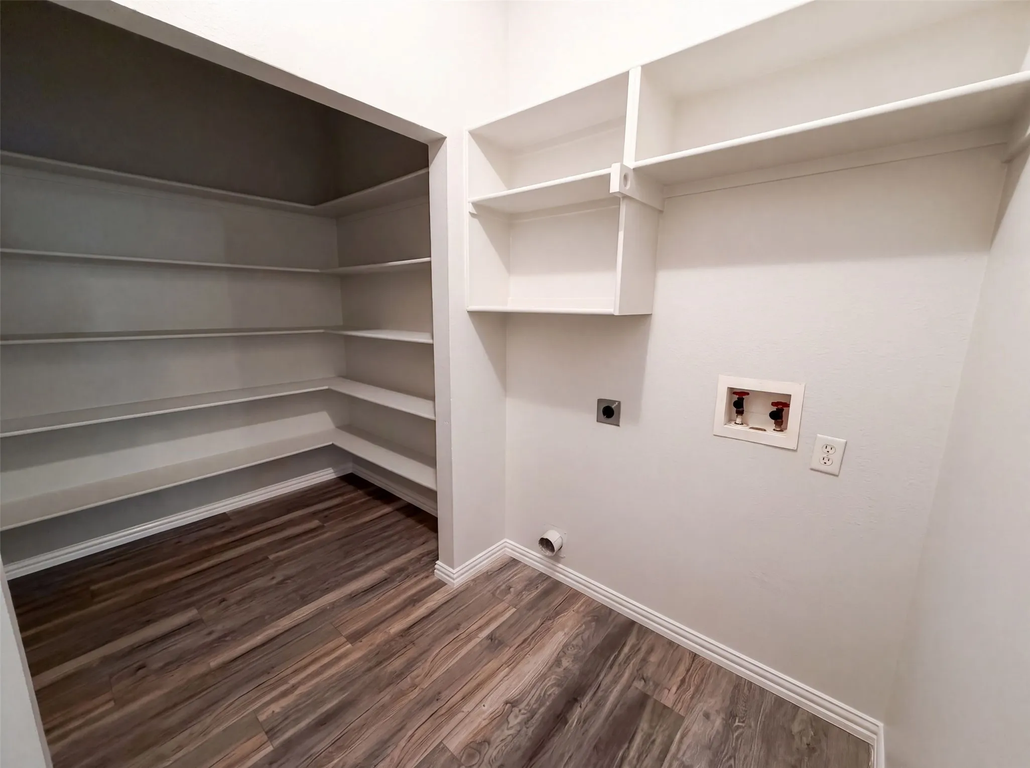 Single Family Residence For Sale in Dallas County , 448 N Waterford Oaks Drive, Cedar Hill, Texas 75104, 4 Bedroom, 3 Bathroom, 2 Garage spaces, 2,638 Sqft, built in 2002, mls#21347446, Real Estate Agent in Cedar Hill, Homes For Sale in Dallas county, Homes For Sale in Cedar Hill, Realtor in Cedar Hill Texas, Real Estate Brokerage Independent Realty Texas, Luminita Cordes Realtor