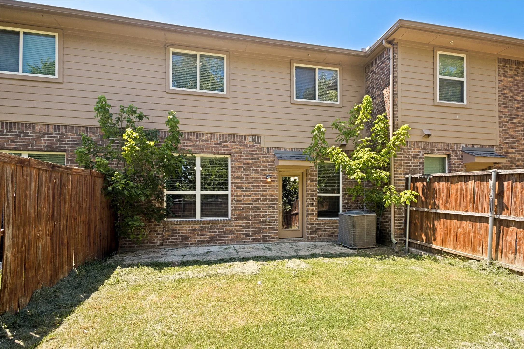 Townhouse For Rent in Denton County , 241 Barrington Lane, Lewisville, Texas 75067, 3 Bedroom, 3 Bathroom, 2 Garage spaces, 1,665 Sqft, built in 2014, mls#21347451, Real Estate Agent in Lewisville, Homes For Rent in Denton county, Homes For Rent in Lewisville, Realtor in Lewisville Texas, Real Estate Brokerage Independent Realty Texas, Luminita Cordes Realtor