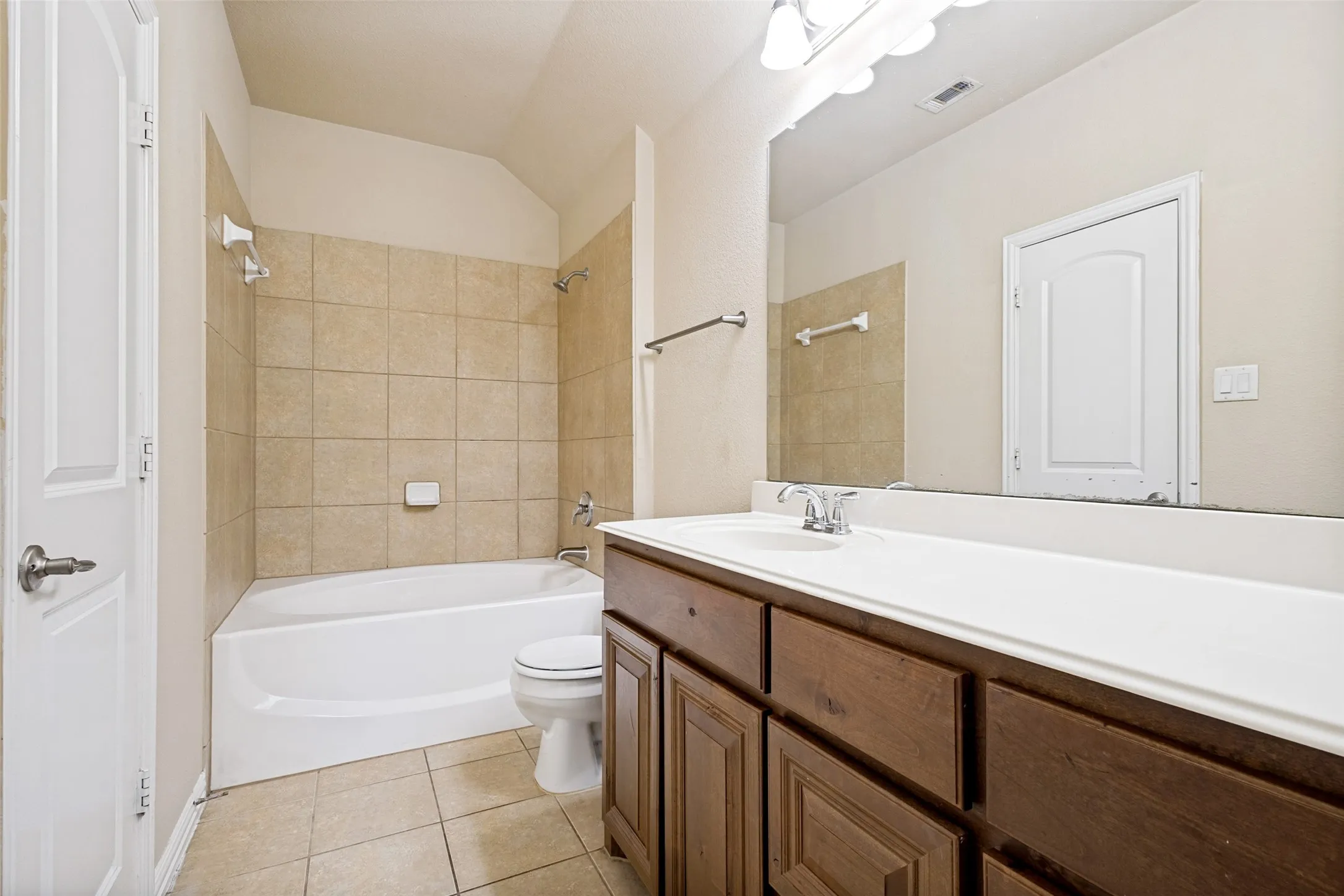 Townhouse For Rent in Denton County , 241 Barrington Lane, Lewisville, Texas 75067, 3 Bedroom, 3 Bathroom, 2 Garage spaces, 1,665 Sqft, built in 2014, mls#21347451, Real Estate Agent in Lewisville, Homes For Rent in Denton county, Homes For Rent in Lewisville, Realtor in Lewisville Texas, Real Estate Brokerage Independent Realty Texas, Luminita Cordes Realtor