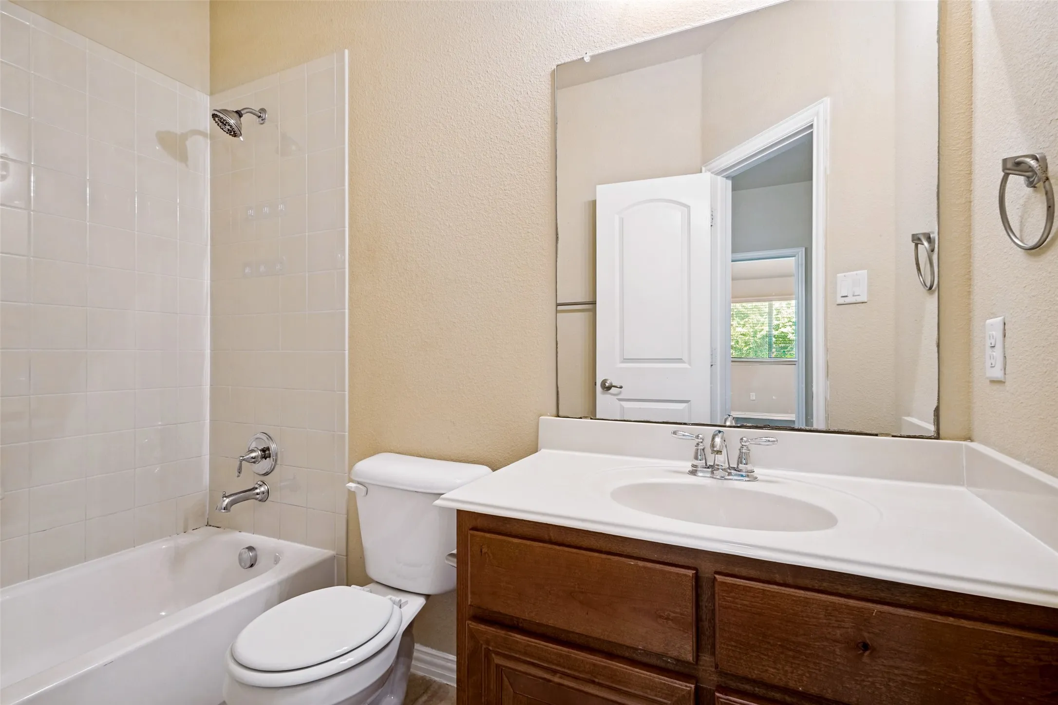 Townhouse For Rent in Denton County , 241 Barrington Lane, Lewisville, Texas 75067, 3 Bedroom, 3 Bathroom, 2 Garage spaces, 1,665 Sqft, built in 2014, mls#21347451, Real Estate Agent in Lewisville, Homes For Rent in Denton county, Homes For Rent in Lewisville, Realtor in Lewisville Texas, Real Estate Brokerage Independent Realty Texas, Luminita Cordes Realtor