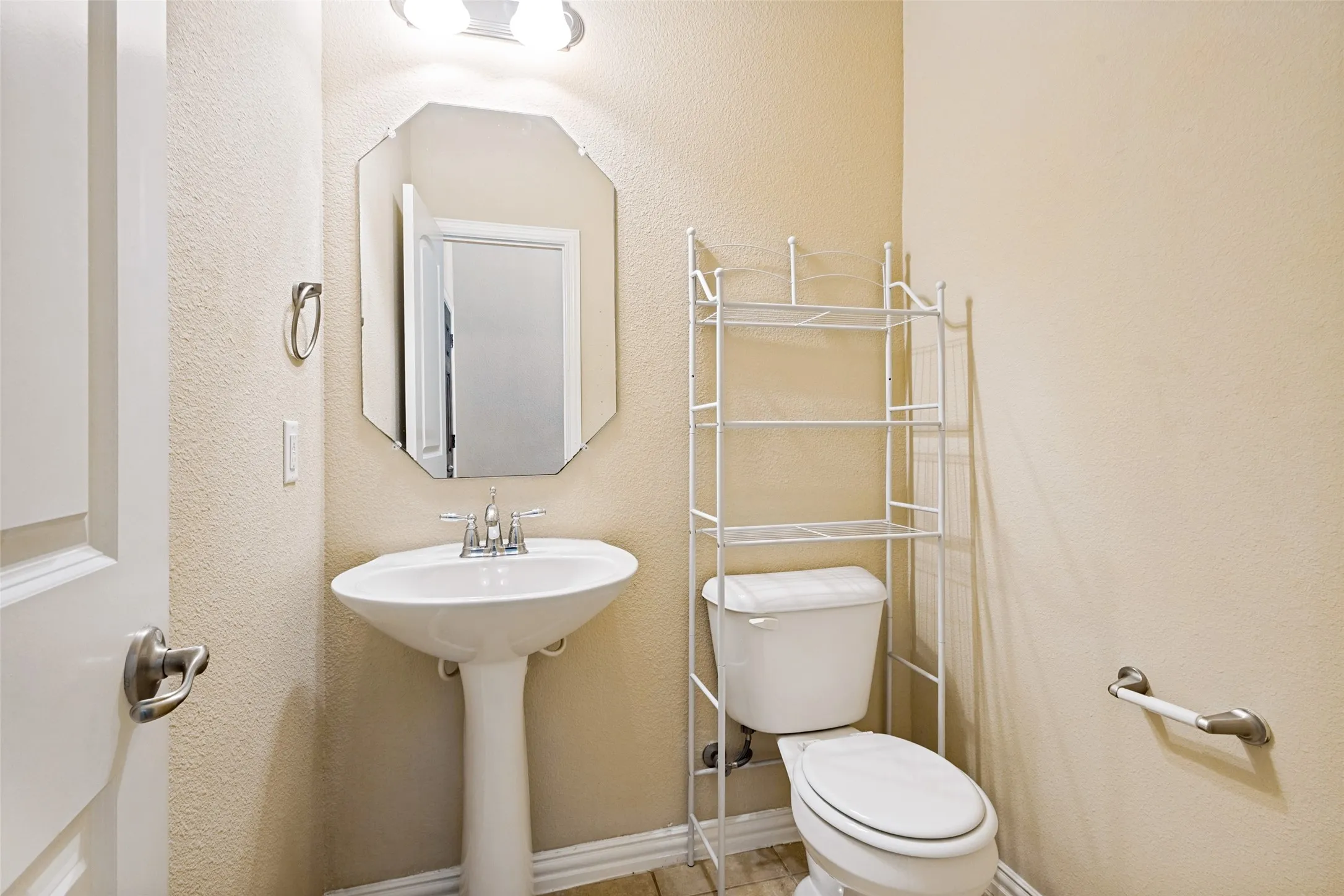 Townhouse For Rent in Denton County , 241 Barrington Lane, Lewisville, Texas 75067, 3 Bedroom, 3 Bathroom, 2 Garage spaces, 1,665 Sqft, built in 2014, mls#21347451, Real Estate Agent in Lewisville, Homes For Rent in Denton county, Homes For Rent in Lewisville, Realtor in Lewisville Texas, Real Estate Brokerage Independent Realty Texas, Luminita Cordes Realtor