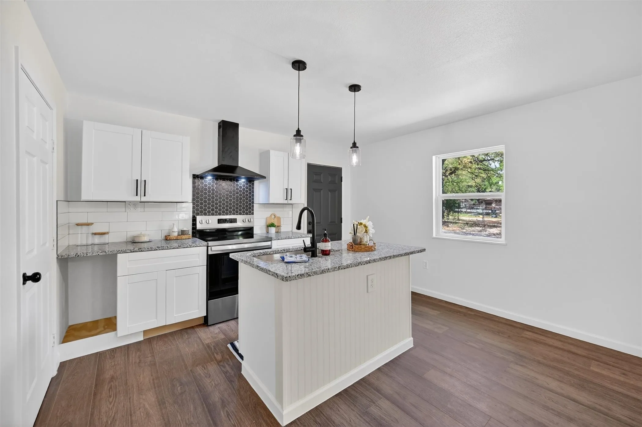 Single Family Residence For Sale in Tarrant County , 3500 Baylor Street, Fort Worth, Texas 76119, 3 Bedroom, 1 Bathroom, Garage spaces, 1,176 Sqft, built in 1950, mls#21346974, Real Estate Agent in Fort Worth, Homes For Sale in Tarrant county, Homes For Sale in Fort Worth, Realtor in Fort Worth Texas, Real Estate Brokerage Independent Realty Texas, Luminita Cordes Realtor