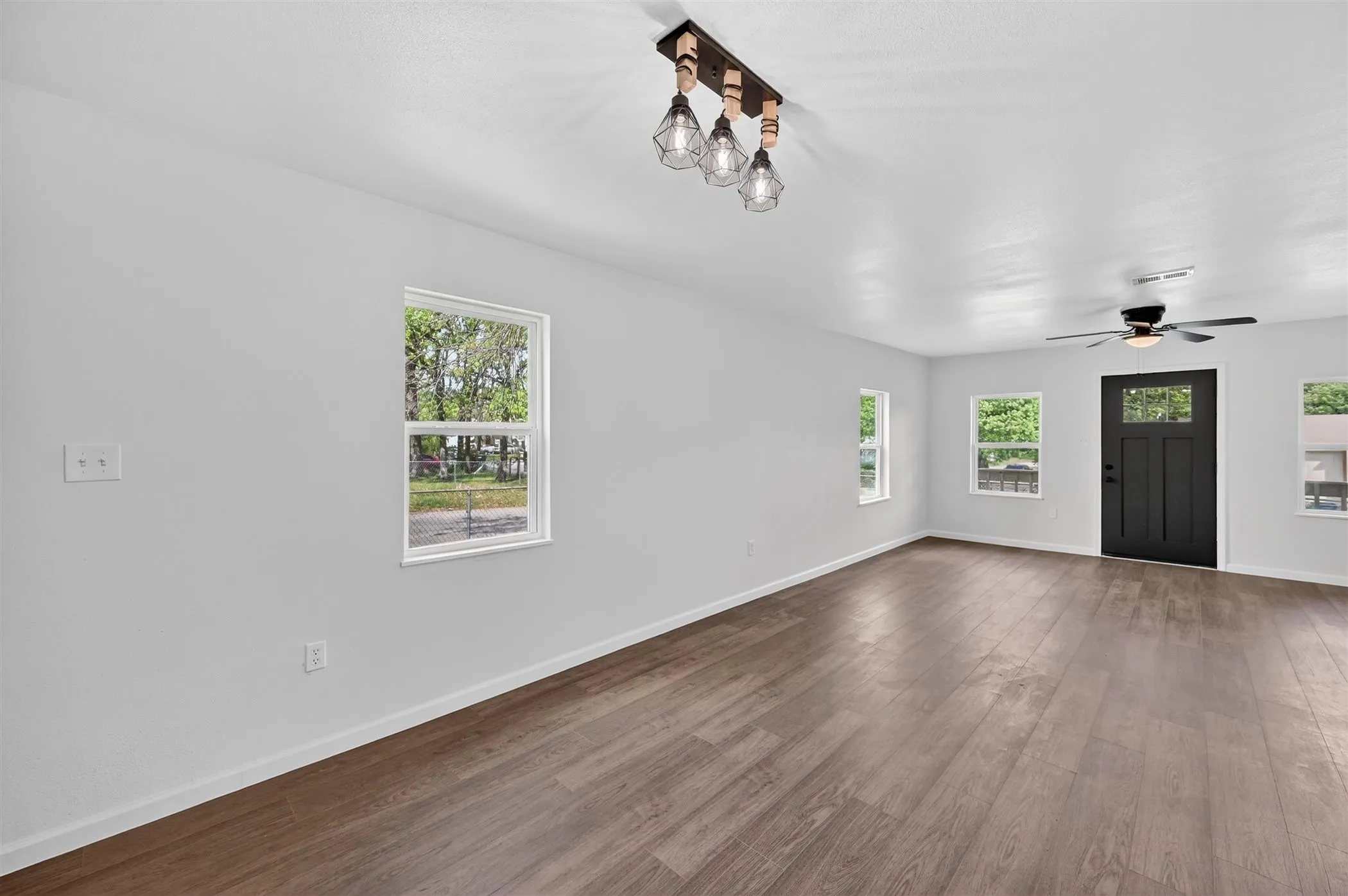 Single Family Residence For Sale in Tarrant County , 3500 Baylor Street, Fort Worth, Texas 76119, 3 Bedroom, 1 Bathroom, Garage spaces, 1,176 Sqft, built in 1950, mls#21346974, Real Estate Agent in Fort Worth, Homes For Sale in Tarrant county, Homes For Sale in Fort Worth, Realtor in Fort Worth Texas, Real Estate Brokerage Independent Realty Texas, Luminita Cordes Realtor