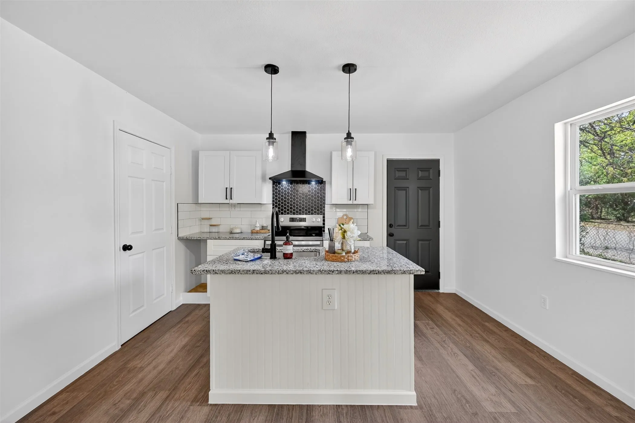 Single Family Residence For Sale in Tarrant County , 3500 Baylor Street, Fort Worth, Texas 76119, 3 Bedroom, 1 Bathroom, Garage spaces, 1,176 Sqft, built in 1950, mls#21346974, Real Estate Agent in Fort Worth, Homes For Sale in Tarrant county, Homes For Sale in Fort Worth, Realtor in Fort Worth Texas, Real Estate Brokerage Independent Realty Texas, Luminita Cordes Realtor
