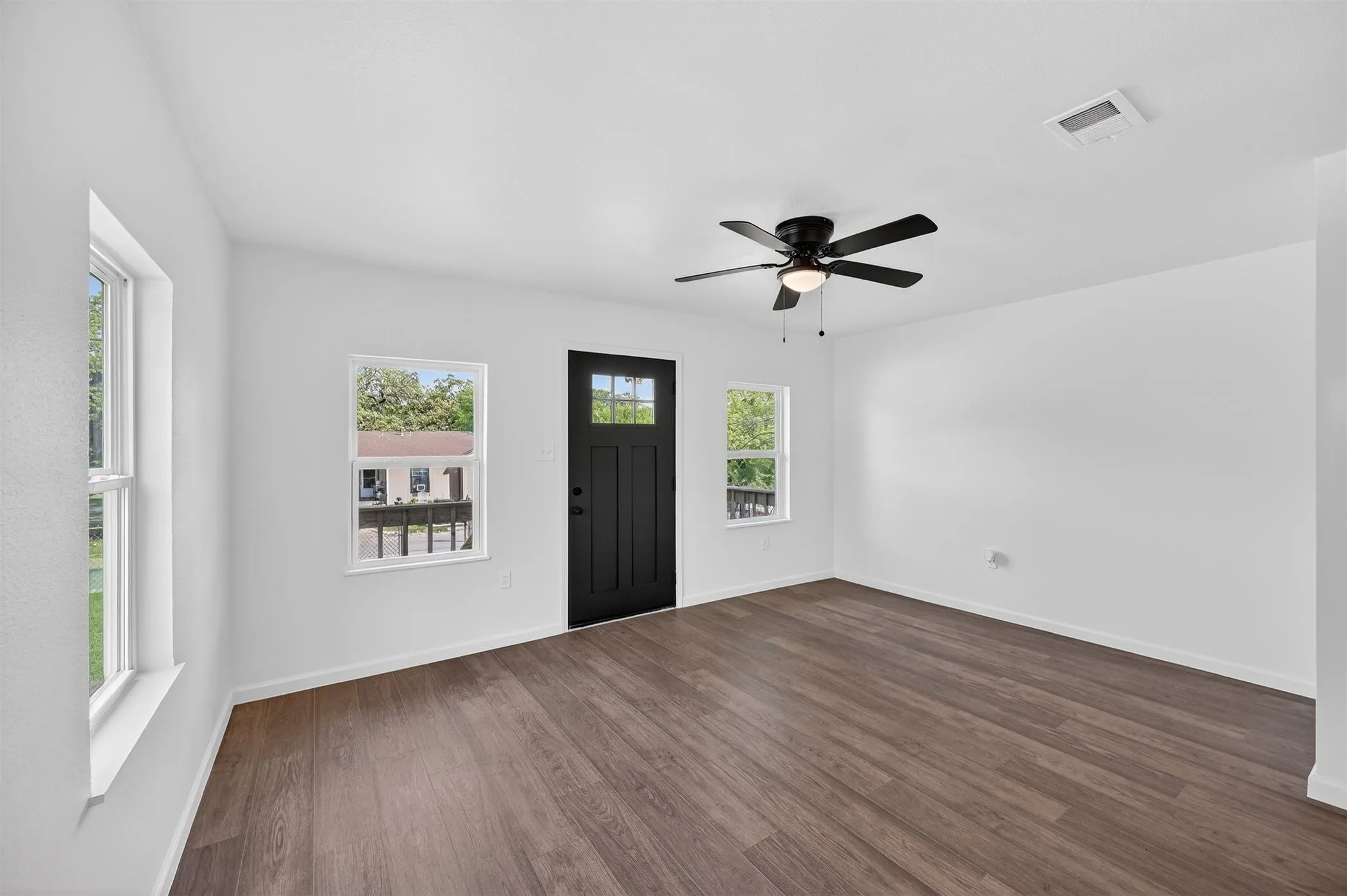 Single Family Residence For Sale in Tarrant County , 3500 Baylor Street, Fort Worth, Texas 76119, 3 Bedroom, 1 Bathroom, Garage spaces, 1,176 Sqft, built in 1950, mls#21346974, Real Estate Agent in Fort Worth, Homes For Sale in Tarrant county, Homes For Sale in Fort Worth, Realtor in Fort Worth Texas, Real Estate Brokerage Independent Realty Texas, Luminita Cordes Realtor
