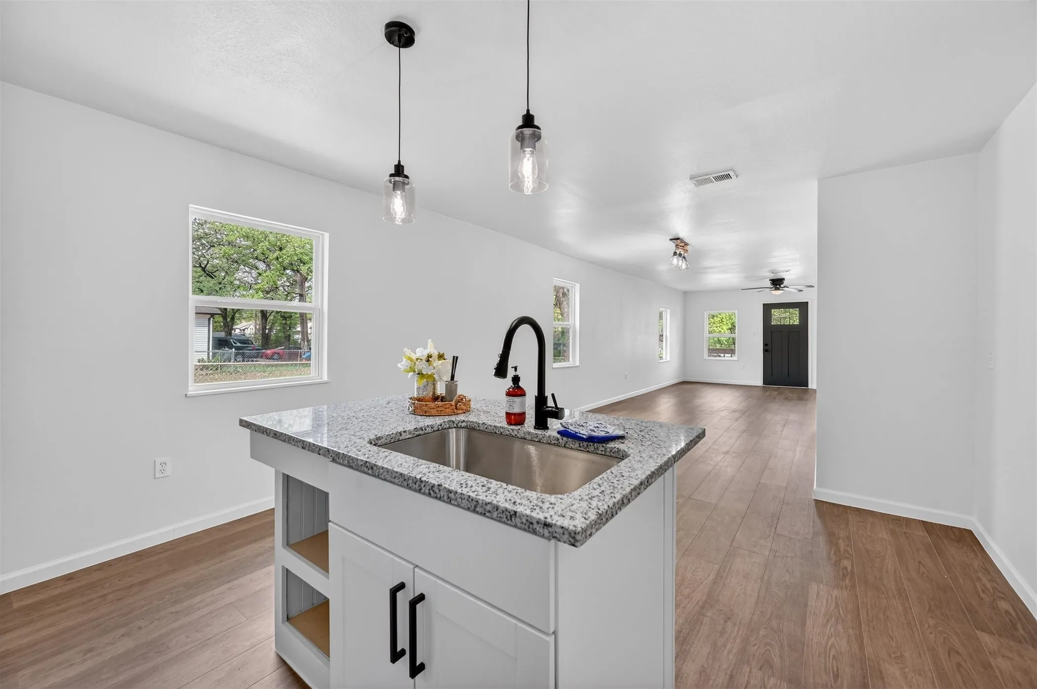 Single Family Residence For Sale in Tarrant County , 3500 Baylor Street, Fort Worth, Texas 76119, 3 Bedroom, 1 Bathroom, Garage spaces, 1,176 Sqft, built in 1950, mls#21346974, Real Estate Agent in Fort Worth, Homes For Sale in Tarrant county, Homes For Sale in Fort Worth, Realtor in Fort Worth Texas, Real Estate Brokerage Independent Realty Texas, Luminita Cordes Realtor