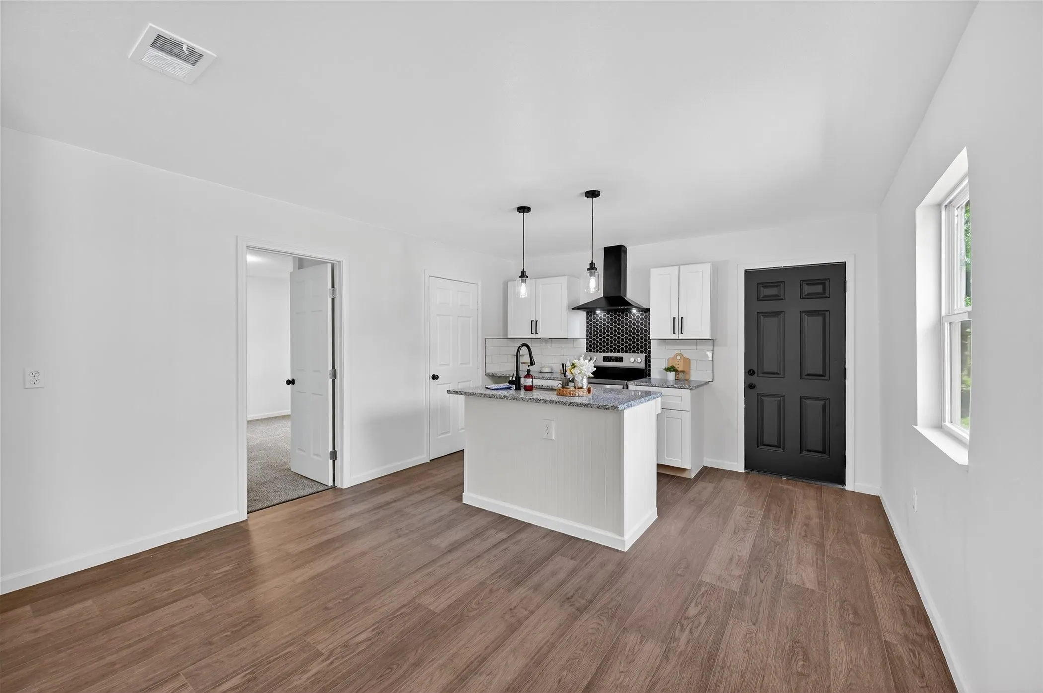Single Family Residence For Sale in Tarrant County , 3500 Baylor Street, Fort Worth, Texas 76119, 3 Bedroom, 1 Bathroom, Garage spaces, 1,176 Sqft, built in 1950, mls#21346974, Real Estate Agent in Fort Worth, Homes For Sale in Tarrant county, Homes For Sale in Fort Worth, Realtor in Fort Worth Texas, Real Estate Brokerage Independent Realty Texas, Luminita Cordes Realtor
