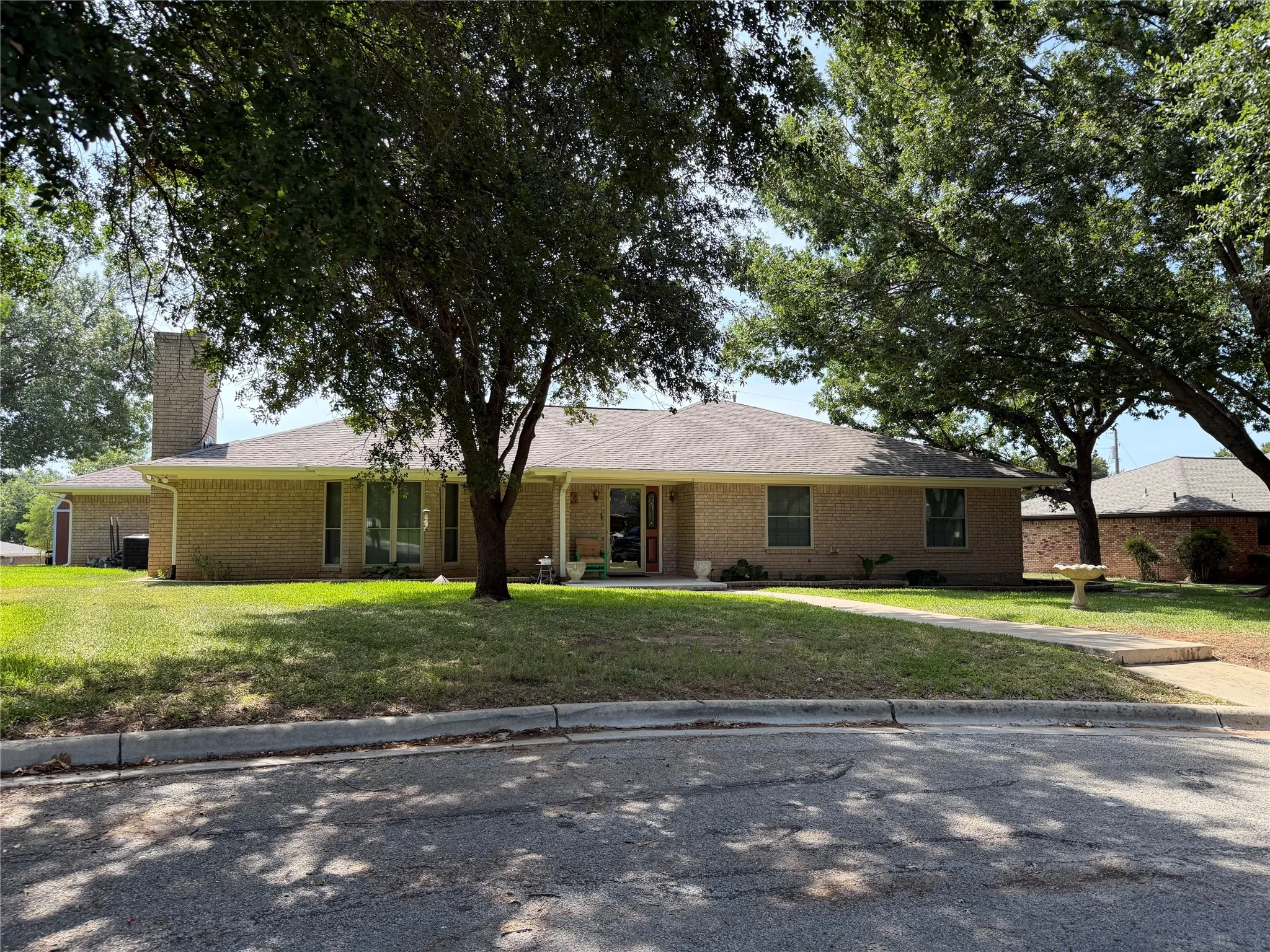 Single Family Residence For Sale in Brown County , 3 Brownstone Court, Brownwood, Texas 76801, 4 Bedroom, 3 Bathroom, 2 Garage spaces, 2,465 Sqft, built in 1986, mls#21347468, Real Estate Agent in Brownwood, Homes For Sale in Brown county, Homes For Sale in Brownwood, Realtor in Brownwood Texas, Real Estate Brokerage Independent Realty Texas, Luminita Cordes Realtor