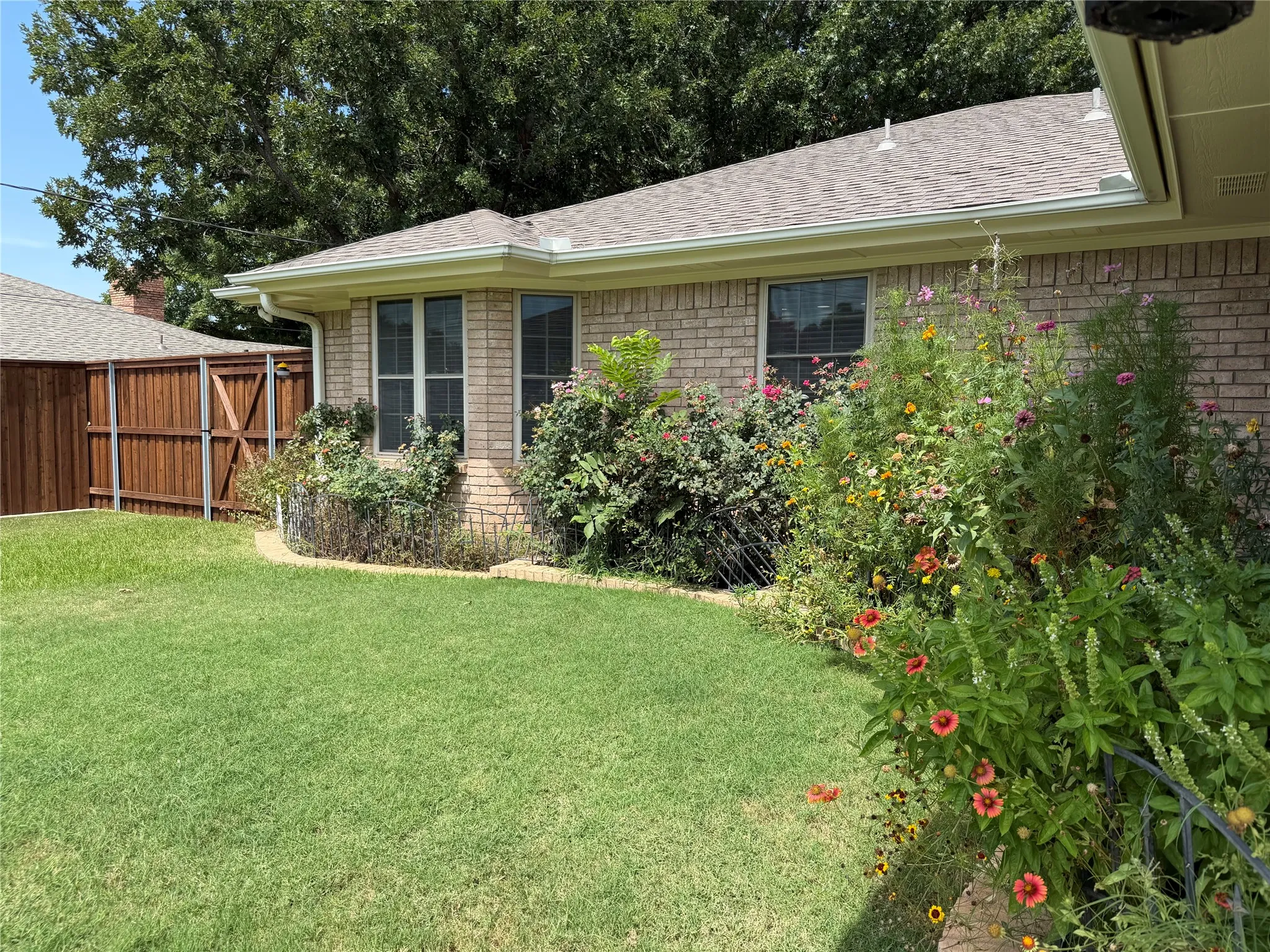 Single Family Residence For Sale in Brown County , 3 Brownstone Court, Brownwood, Texas 76801, 4 Bedroom, 3 Bathroom, 2 Garage spaces, 2,465 Sqft, built in 1986, mls#21347468, Real Estate Agent in Brownwood, Homes For Sale in Brown county, Homes For Sale in Brownwood, Realtor in Brownwood Texas, Real Estate Brokerage Independent Realty Texas, Luminita Cordes Realtor