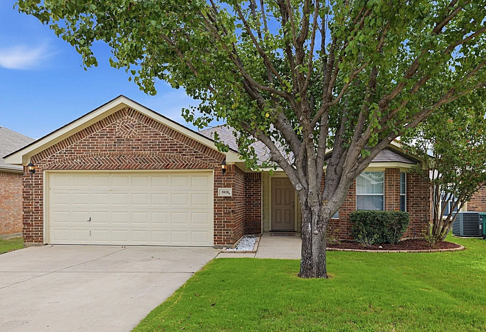 Single Family Residence For Sale in Tarrant County , 5828 Pearl Oyster Lane, Fort Worth, Texas 76179, 3 Bedroom, 2 Bathroom, 2 Garage spaces, 1,720 Sqft, built in 2008, mls#21342914, Real Estate Agent in Fort Worth, Homes For Sale in Tarrant county, Homes For Sale in Fort Worth, Realtor in Fort Worth Texas, Real Estate Brokerage Independent Realty Texas, Luminita Cordes Realtor
