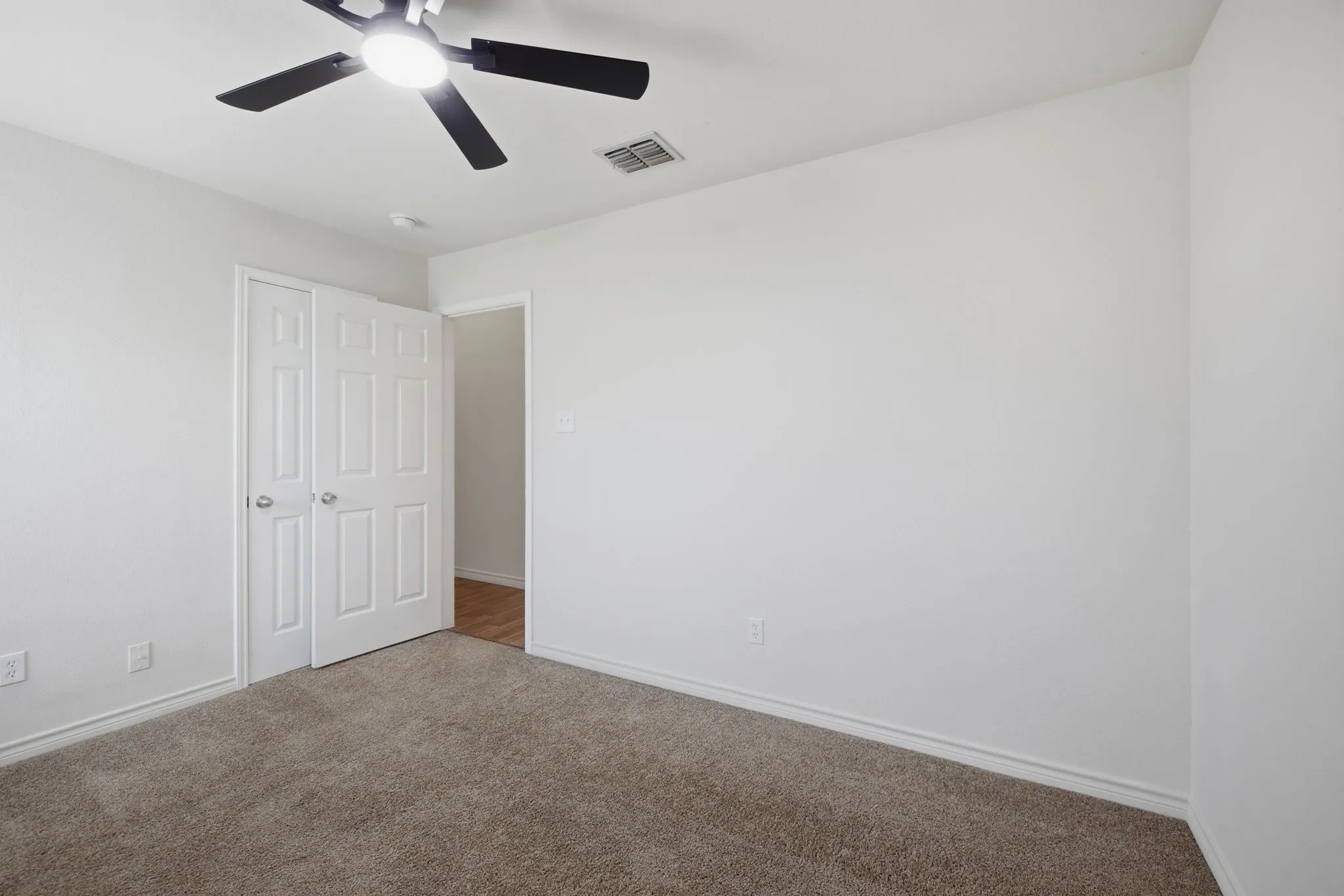Single Family Residence For Sale in Tarrant County , 5828 Pearl Oyster Lane, Fort Worth, Texas 76179, 3 Bedroom, 2 Bathroom, 2 Garage spaces, 1,720 Sqft, built in 2008, mls#21342914, Real Estate Agent in Fort Worth, Homes For Sale in Tarrant county, Homes For Sale in Fort Worth, Realtor in Fort Worth Texas, Real Estate Brokerage Independent Realty Texas, Luminita Cordes Realtor