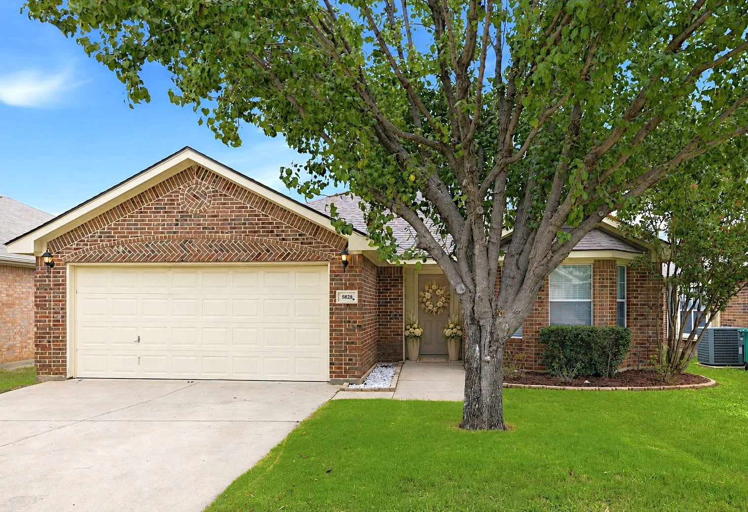 Single Family Residence For Sale in Tarrant County , 5828 Pearl Oyster Lane, Fort Worth, Texas 76179, 3 Bedroom, 2 Bathroom, 2 Garage spaces, 1,720 Sqft, built in 2008, mls#21342914, Real Estate Agent in Fort Worth, Homes For Sale in Tarrant county, Homes For Sale in Fort Worth, Realtor in Fort Worth Texas, Real Estate Brokerage Independent Realty Texas, Luminita Cordes Realtor