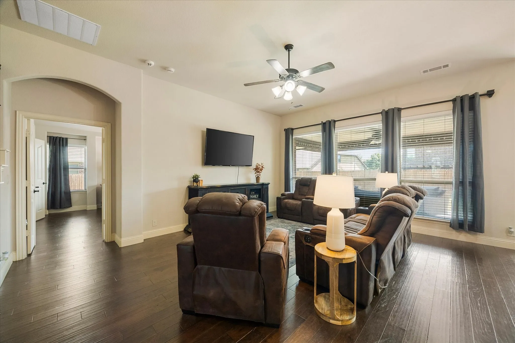 Single Family Residence For Sale in Kaufman County , 1925 Knoxbridge Road, Forney, Texas 75126, 4 Bedroom, 3 Bathroom, 3 Garage spaces, 3,257 Sqft, built in 2015, mls#21347316, Real Estate Agent in Forney, Homes For Sale in Kaufman county, Homes For Sale in Forney, Realtor in Forney Texas, Real Estate Brokerage Independent Realty Texas, Luminita Cordes Realtor