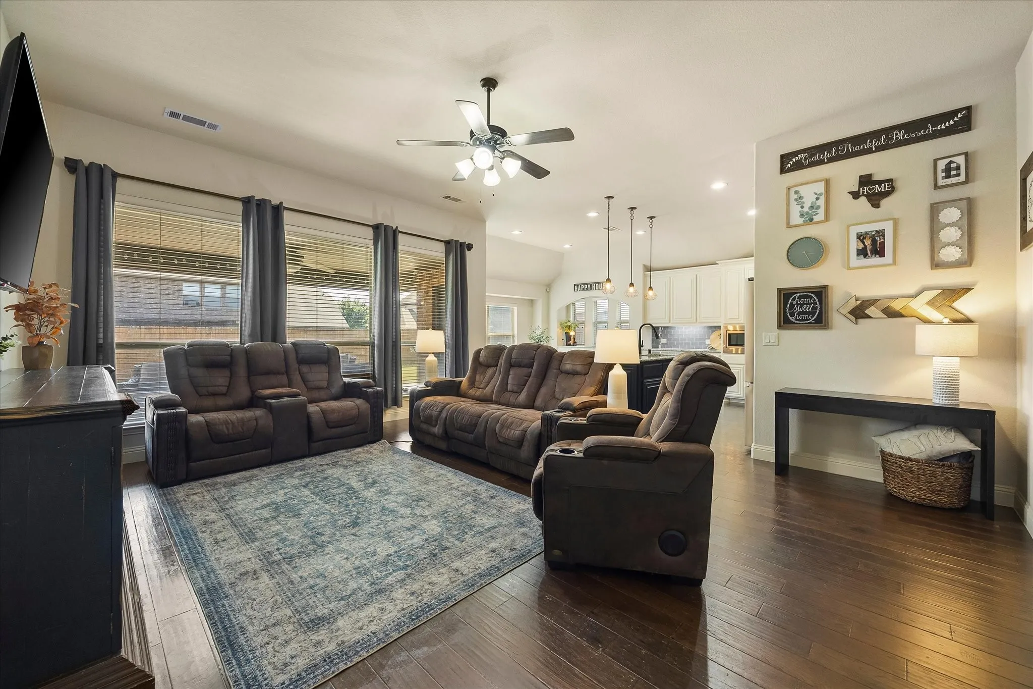 Single Family Residence For Sale in Kaufman County , 1925 Knoxbridge Road, Forney, Texas 75126, 4 Bedroom, 3 Bathroom, 3 Garage spaces, 3,257 Sqft, built in 2015, mls#21347316, Real Estate Agent in Forney, Homes For Sale in Kaufman county, Homes For Sale in Forney, Realtor in Forney Texas, Real Estate Brokerage Independent Realty Texas, Luminita Cordes Realtor