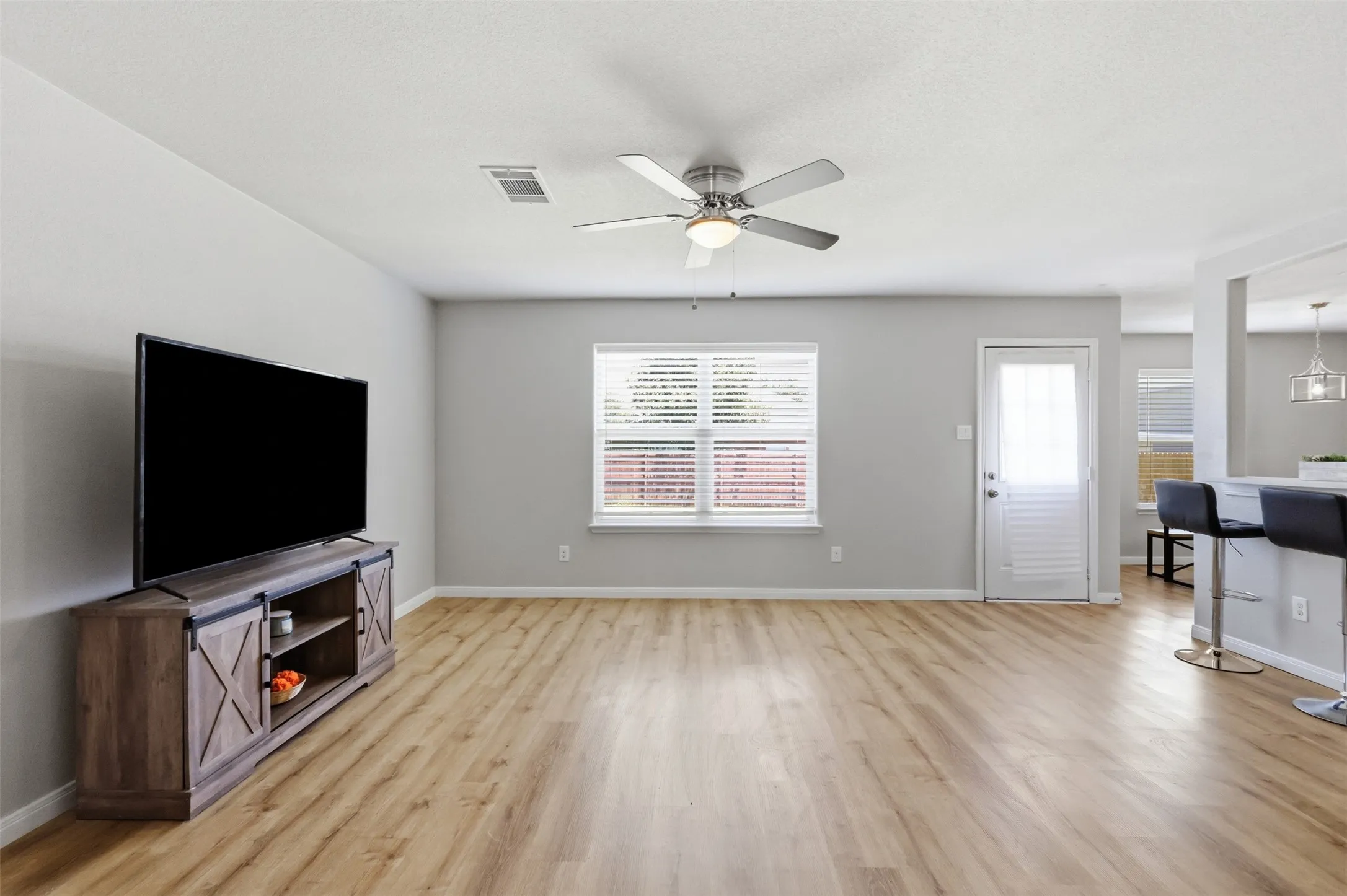 Single Family Residence For Sale in Tarrant County , 612 Lazy Crest Drive, Fort Worth, Texas 76140, 3 Bedroom, 3 Bathroom, 2 Garage spaces, 1,654 Sqft, built in 2011, mls#21345607, Real Estate Agent in Fort Worth, Homes For Sale in Tarrant county, Homes For Sale in Fort Worth, Realtor in Fort Worth Texas, Real Estate Brokerage Independent Realty Texas, Luminita Cordes Realtor