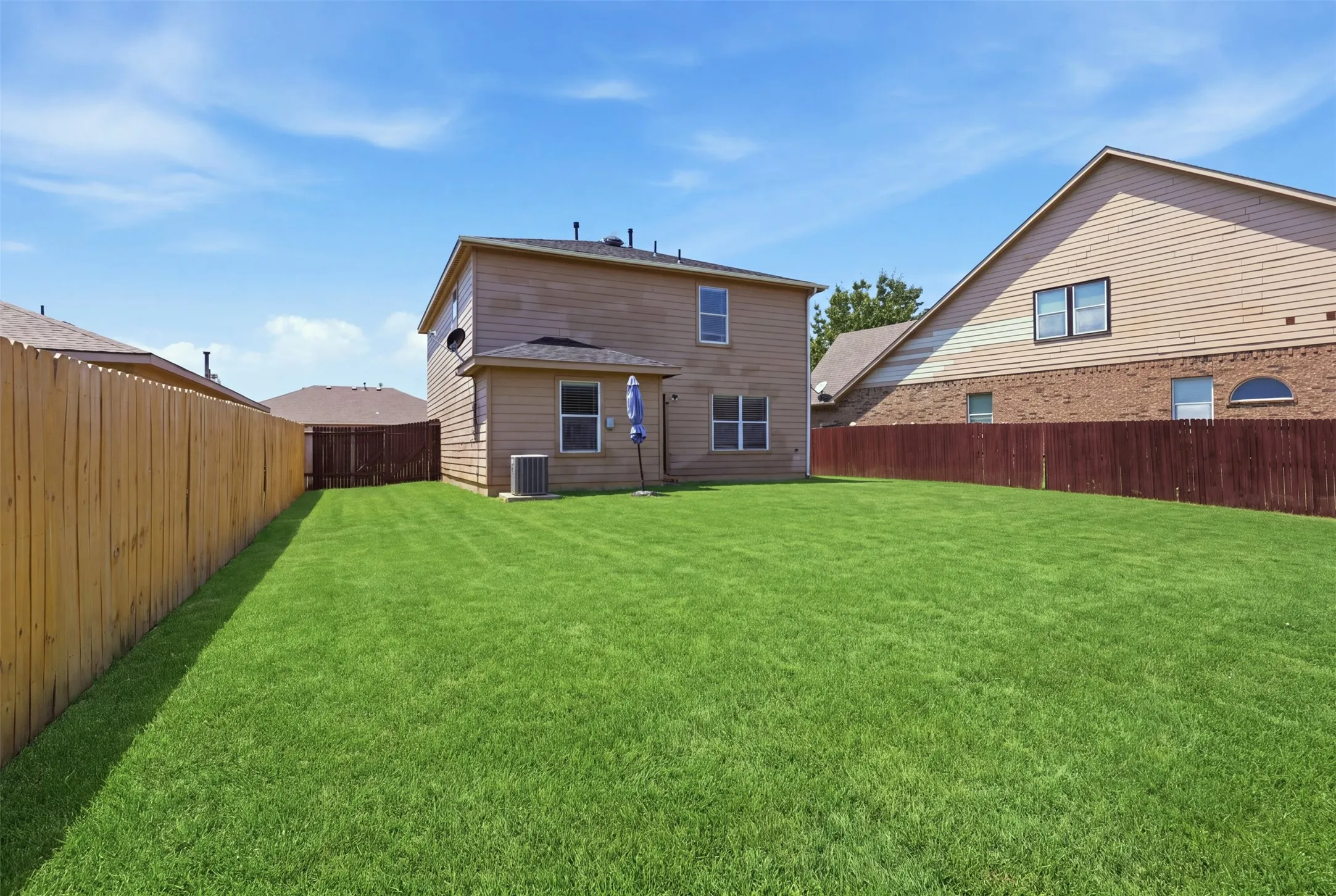 Single Family Residence For Sale in Tarrant County , 612 Lazy Crest Drive, Fort Worth, Texas 76140, 3 Bedroom, 3 Bathroom, 2 Garage spaces, 1,654 Sqft, built in 2011, mls#21345607, Real Estate Agent in Fort Worth, Homes For Sale in Tarrant county, Homes For Sale in Fort Worth, Realtor in Fort Worth Texas, Real Estate Brokerage Independent Realty Texas, Luminita Cordes Realtor