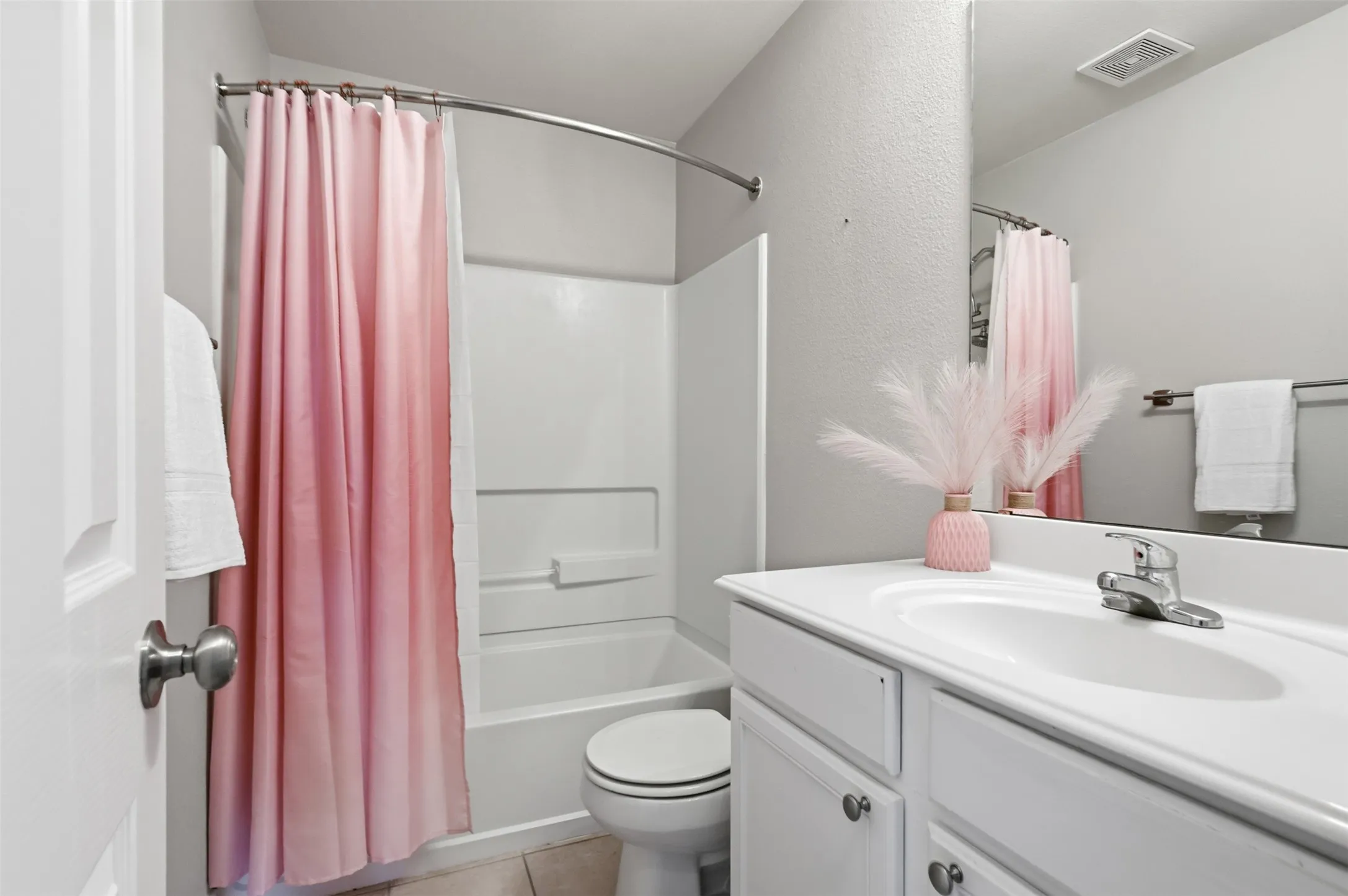 Single Family Residence For Sale in Tarrant County , 612 Lazy Crest Drive, Fort Worth, Texas 76140, 3 Bedroom, 3 Bathroom, 2 Garage spaces, 1,654 Sqft, built in 2011, mls#21345607, Real Estate Agent in Fort Worth, Homes For Sale in Tarrant county, Homes For Sale in Fort Worth, Realtor in Fort Worth Texas, Real Estate Brokerage Independent Realty Texas, Luminita Cordes Realtor