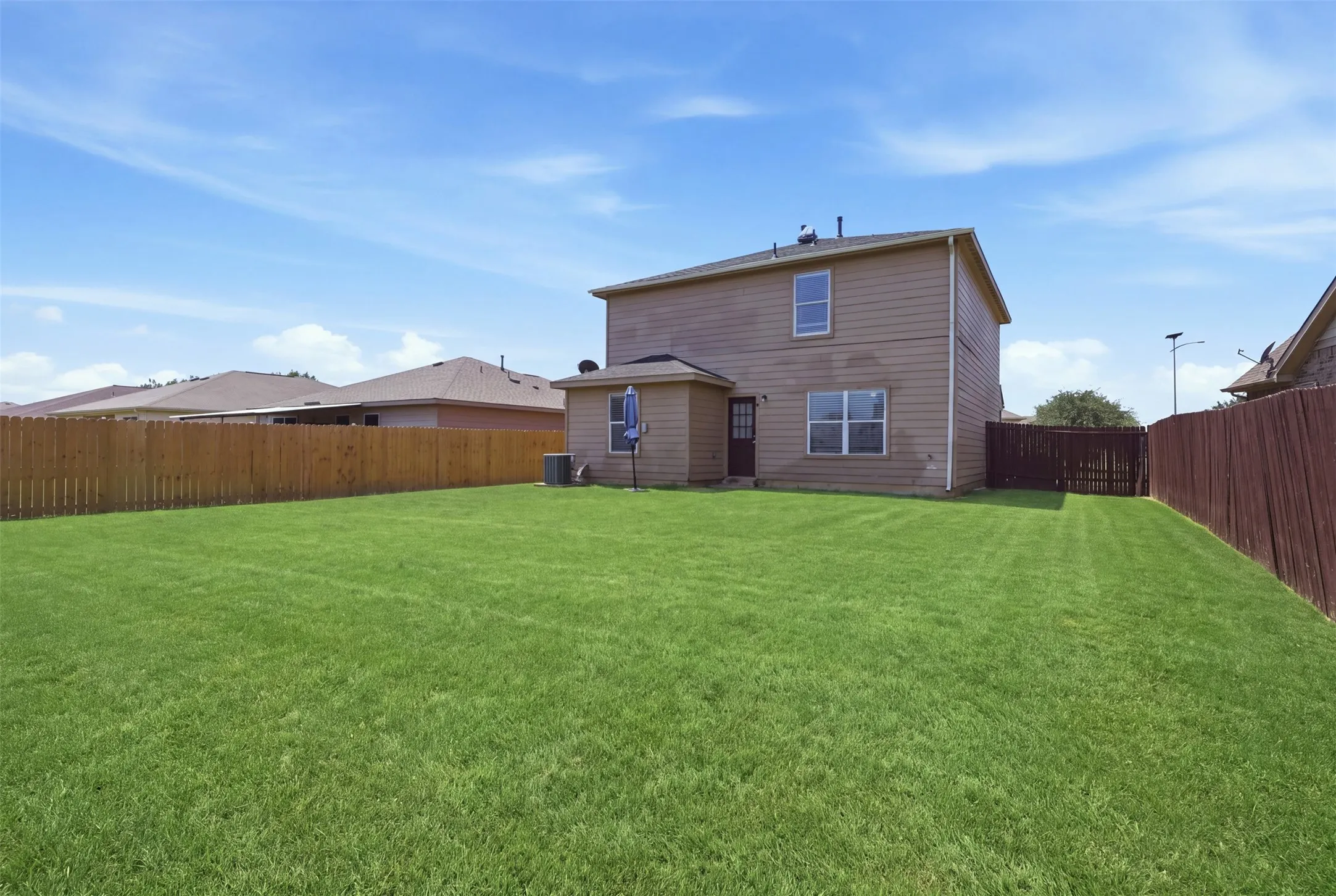 Single Family Residence For Sale in Tarrant County , 612 Lazy Crest Drive, Fort Worth, Texas 76140, 3 Bedroom, 3 Bathroom, 2 Garage spaces, 1,654 Sqft, built in 2011, mls#21345607, Real Estate Agent in Fort Worth, Homes For Sale in Tarrant county, Homes For Sale in Fort Worth, Realtor in Fort Worth Texas, Real Estate Brokerage Independent Realty Texas, Luminita Cordes Realtor