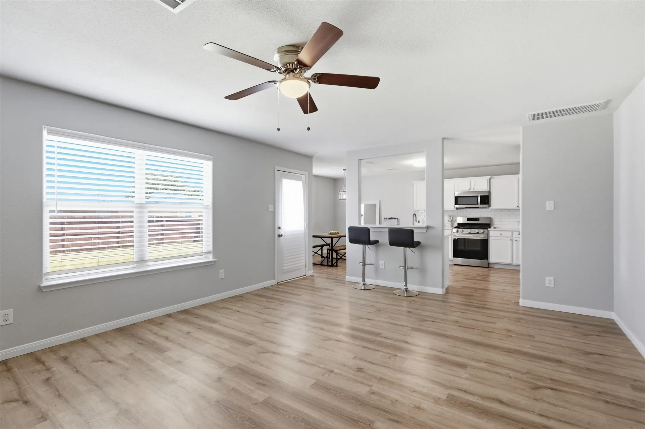 Single Family Residence For Sale in Tarrant County , 612 Lazy Crest Drive, Fort Worth, Texas 76140, 3 Bedroom, 3 Bathroom, 2 Garage spaces, 1,654 Sqft, built in 2011, mls#21345607, Real Estate Agent in Fort Worth, Homes For Sale in Tarrant county, Homes For Sale in Fort Worth, Realtor in Fort Worth Texas, Real Estate Brokerage Independent Realty Texas, Luminita Cordes Realtor