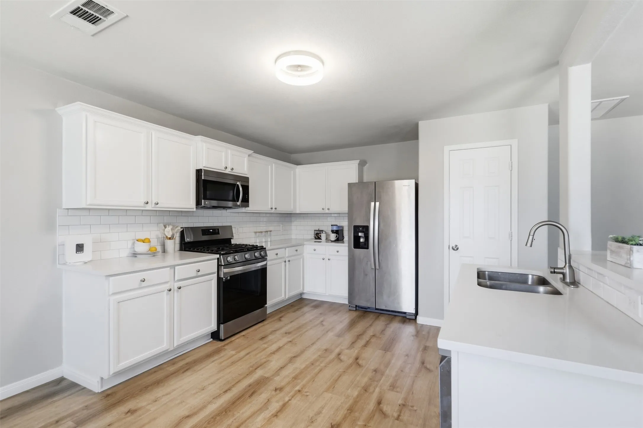 Single Family Residence For Sale in Tarrant County , 612 Lazy Crest Drive, Fort Worth, Texas 76140, 3 Bedroom, 3 Bathroom, 2 Garage spaces, 1,654 Sqft, built in 2011, mls#21345607, Real Estate Agent in Fort Worth, Homes For Sale in Tarrant county, Homes For Sale in Fort Worth, Realtor in Fort Worth Texas, Real Estate Brokerage Independent Realty Texas, Luminita Cordes Realtor