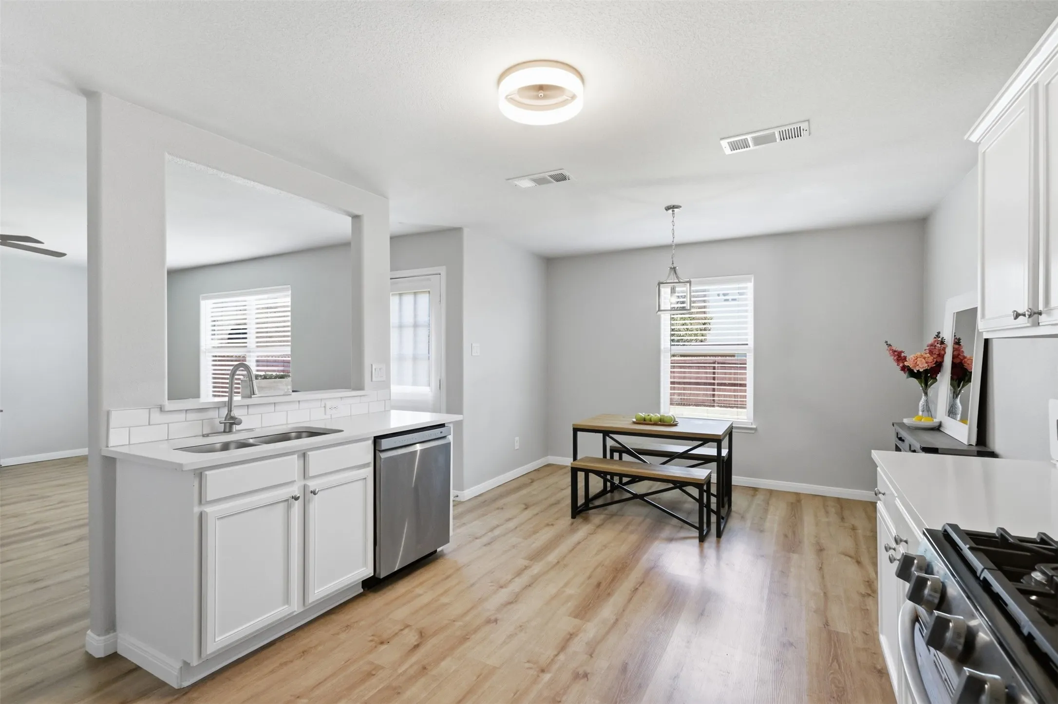 Single Family Residence For Sale in Tarrant County , 612 Lazy Crest Drive, Fort Worth, Texas 76140, 3 Bedroom, 3 Bathroom, 2 Garage spaces, 1,654 Sqft, built in 2011, mls#21345607, Real Estate Agent in Fort Worth, Homes For Sale in Tarrant county, Homes For Sale in Fort Worth, Realtor in Fort Worth Texas, Real Estate Brokerage Independent Realty Texas, Luminita Cordes Realtor