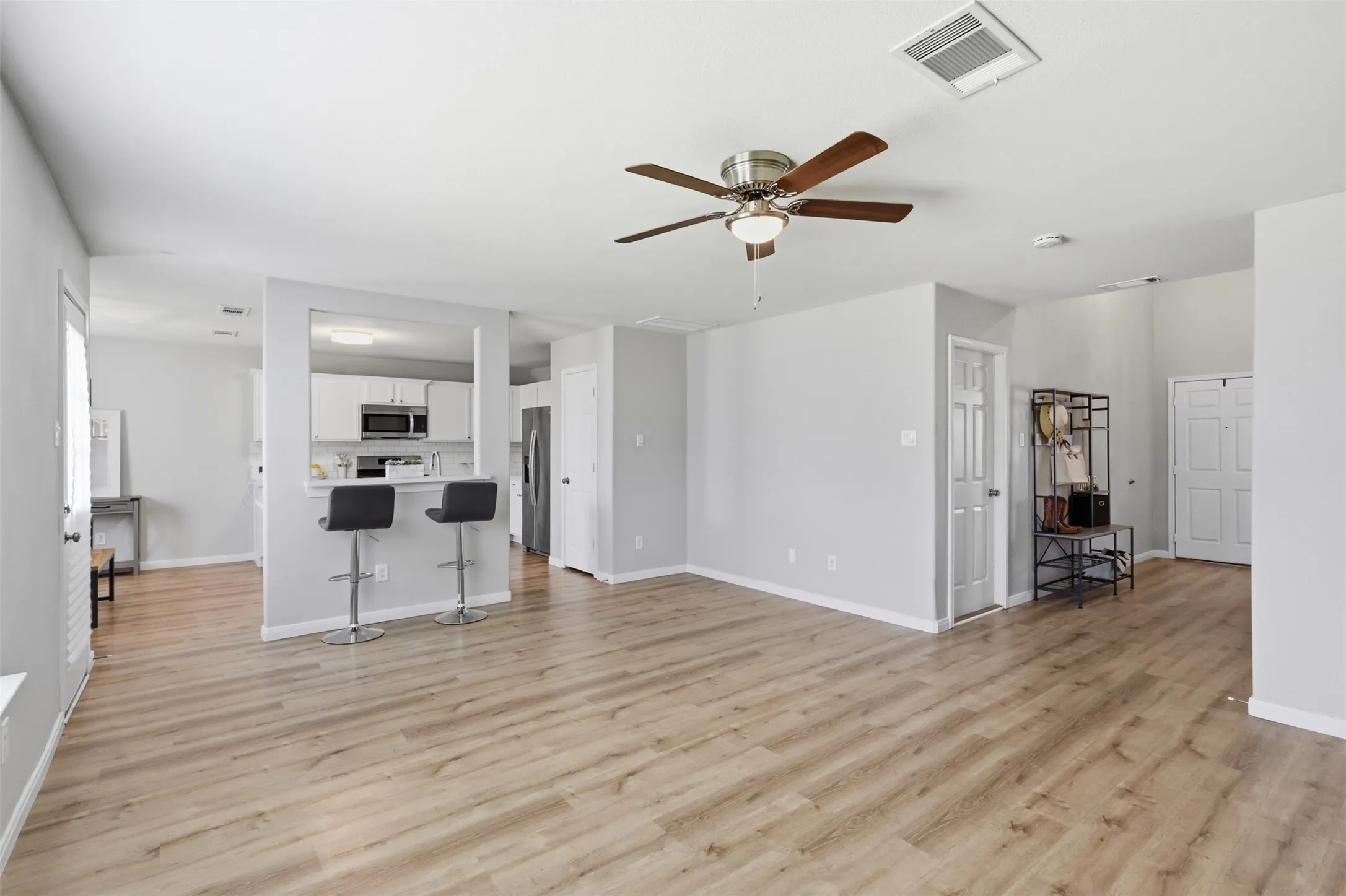 Single Family Residence For Sale in Tarrant County , 612 Lazy Crest Drive, Fort Worth, Texas 76140, 3 Bedroom, 3 Bathroom, 2 Garage spaces, 1,654 Sqft, built in 2011, mls#21345607, Real Estate Agent in Fort Worth, Homes For Sale in Tarrant county, Homes For Sale in Fort Worth, Realtor in Fort Worth Texas, Real Estate Brokerage Independent Realty Texas, Luminita Cordes Realtor