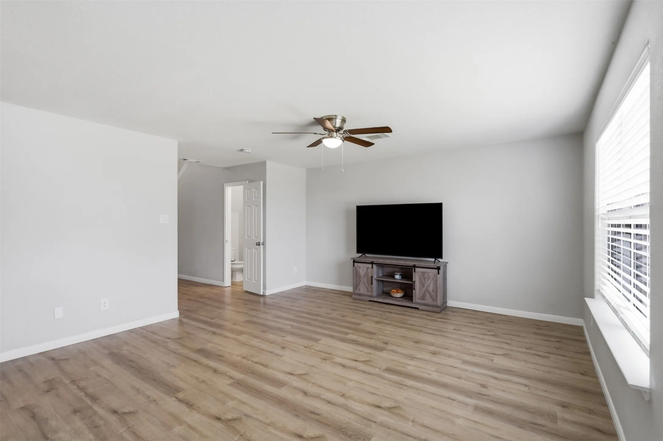 Single Family Residence For Sale in Tarrant County , 612 Lazy Crest Drive, Fort Worth, Texas 76140, 3 Bedroom, 3 Bathroom, 2 Garage spaces, 1,654 Sqft, built in 2011, mls#21345607, Real Estate Agent in Fort Worth, Homes For Sale in Tarrant county, Homes For Sale in Fort Worth, Realtor in Fort Worth Texas, Real Estate Brokerage Independent Realty Texas, Luminita Cordes Realtor