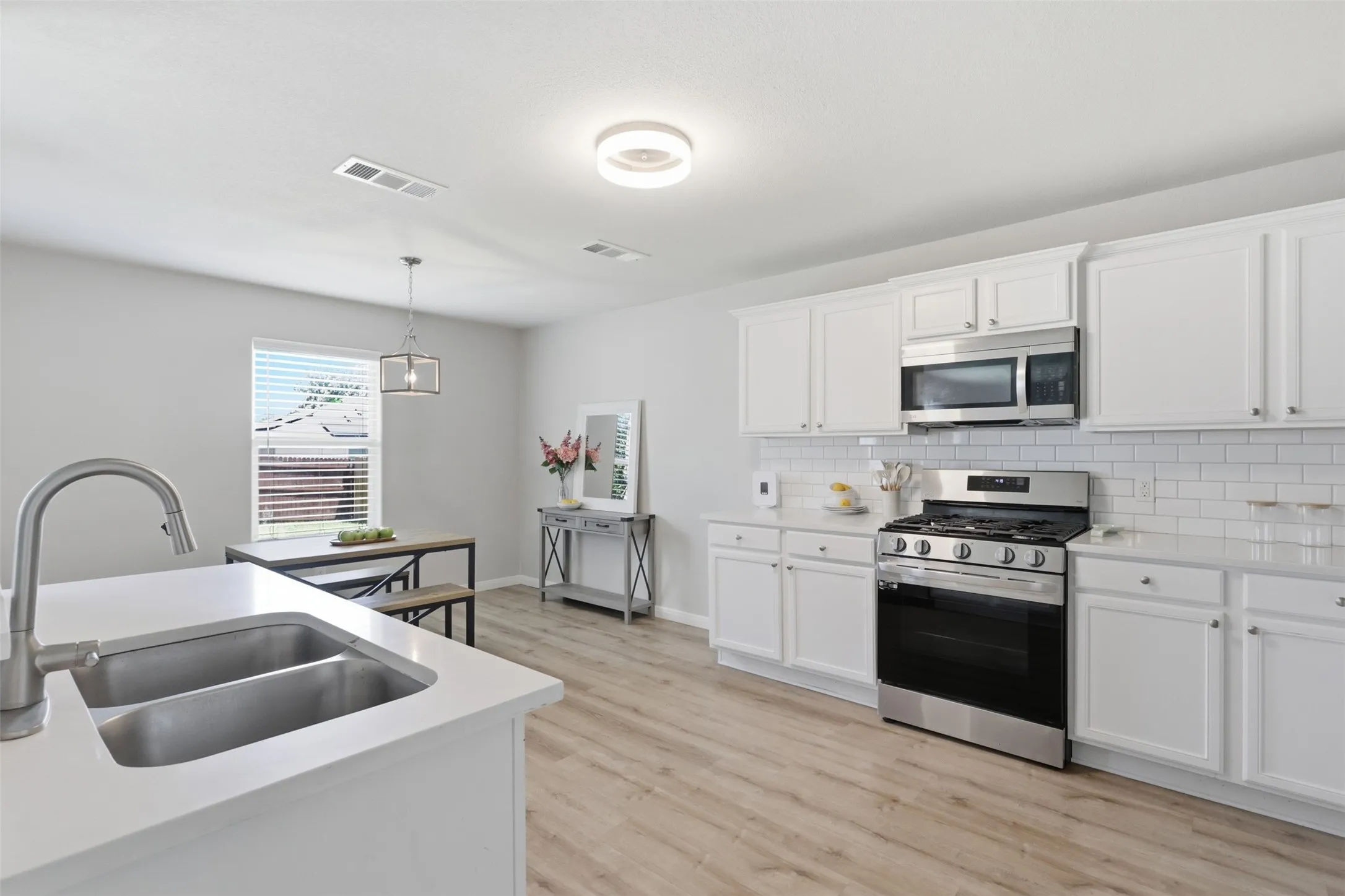 Single Family Residence For Sale in Tarrant County , 612 Lazy Crest Drive, Fort Worth, Texas 76140, 3 Bedroom, 3 Bathroom, 2 Garage spaces, 1,654 Sqft, built in 2011, mls#21345607, Real Estate Agent in Fort Worth, Homes For Sale in Tarrant county, Homes For Sale in Fort Worth, Realtor in Fort Worth Texas, Real Estate Brokerage Independent Realty Texas, Luminita Cordes Realtor