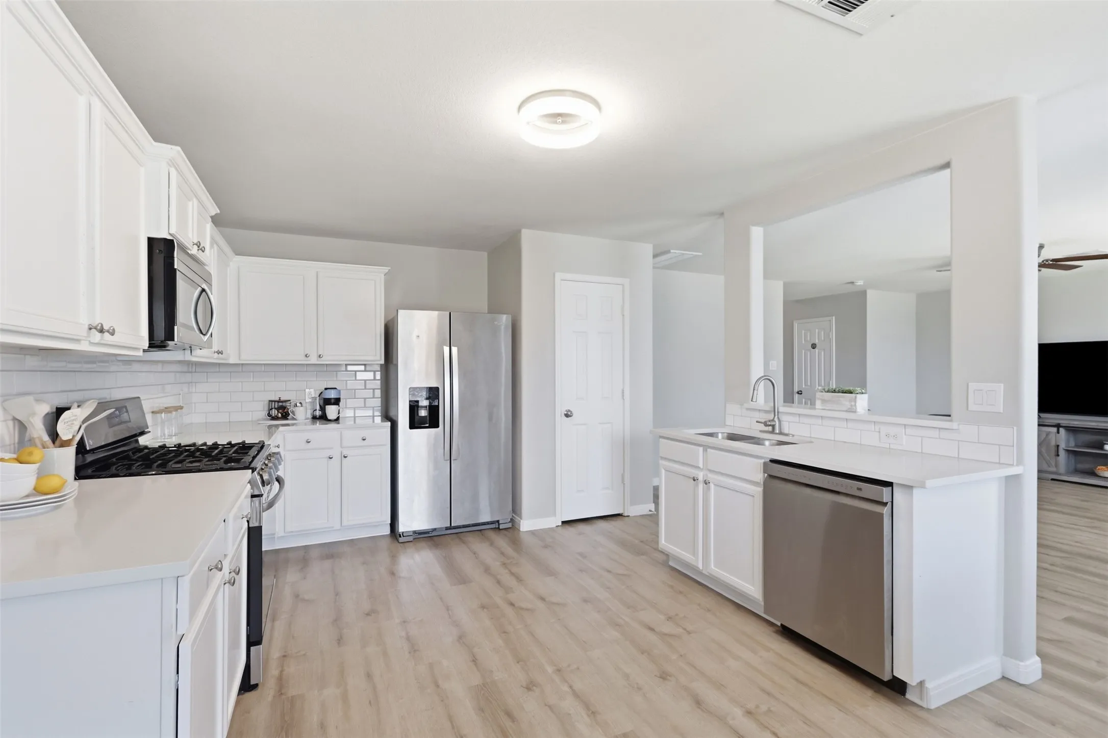Single Family Residence For Sale in Tarrant County , 612 Lazy Crest Drive, Fort Worth, Texas 76140, 3 Bedroom, 3 Bathroom, 2 Garage spaces, 1,654 Sqft, built in 2011, mls#21345607, Real Estate Agent in Fort Worth, Homes For Sale in Tarrant county, Homes For Sale in Fort Worth, Realtor in Fort Worth Texas, Real Estate Brokerage Independent Realty Texas, Luminita Cordes Realtor