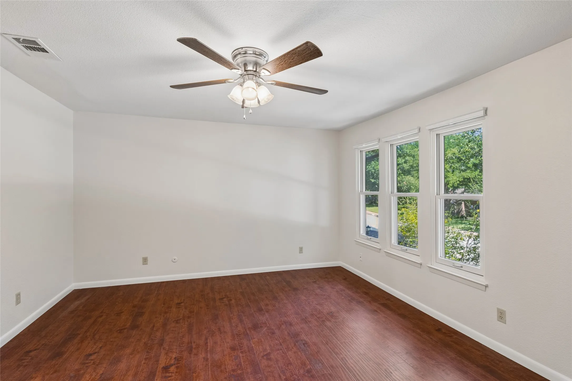Condominium For Rent in Dallas County , 7518 Woodthrush Drive 17, Dallas, Texas 75230, 3 Bedroom, 3 Bathroom, Garage spaces, 1,520 Sqft, built in 1969, mls#21343854, Real Estate Agent in Dallas, Homes For Rent in Dallas county, Homes For Rent in Dallas, Realtor in Dallas Texas, Real Estate Brokerage Independent Realty Texas, Luminita Cordes Realtor