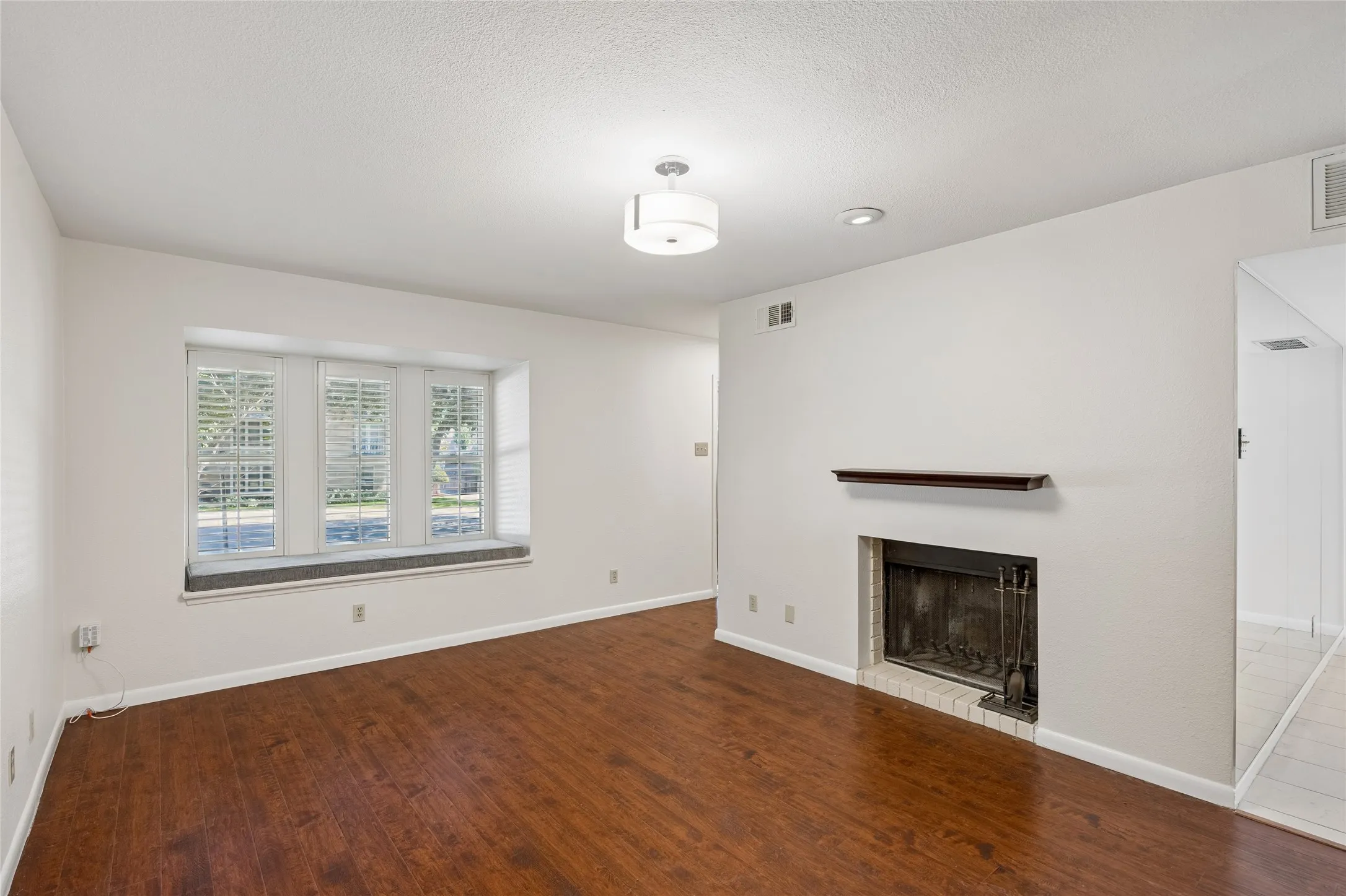 Condominium For Rent in Dallas County , 7518 Woodthrush Drive 17, Dallas, Texas 75230, 3 Bedroom, 3 Bathroom, Garage spaces, 1,520 Sqft, built in 1969, mls#21343854, Real Estate Agent in Dallas, Homes For Rent in Dallas county, Homes For Rent in Dallas, Realtor in Dallas Texas, Real Estate Brokerage Independent Realty Texas, Luminita Cordes Realtor
