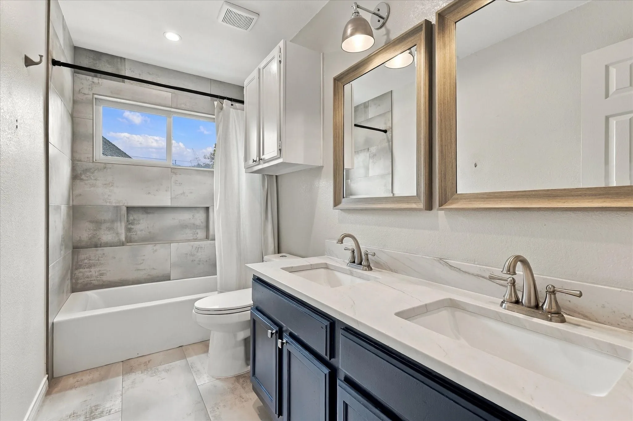 Single Family Residence For Sale in Denton County , 2610 Woodside Drive, Highland Village, Texas 75077, 4 Bedroom, 3 Bathroom, 2 Garage spaces, 2,815 Sqft, built in 1991, mls#21347484, Real Estate Agent in Highland Village, Homes For Sale in Denton county, Homes For Sale in Highland Village, Realtor in Highland Village Texas, Real Estate Brokerage Independent Realty Texas, Luminita Cordes Realtor