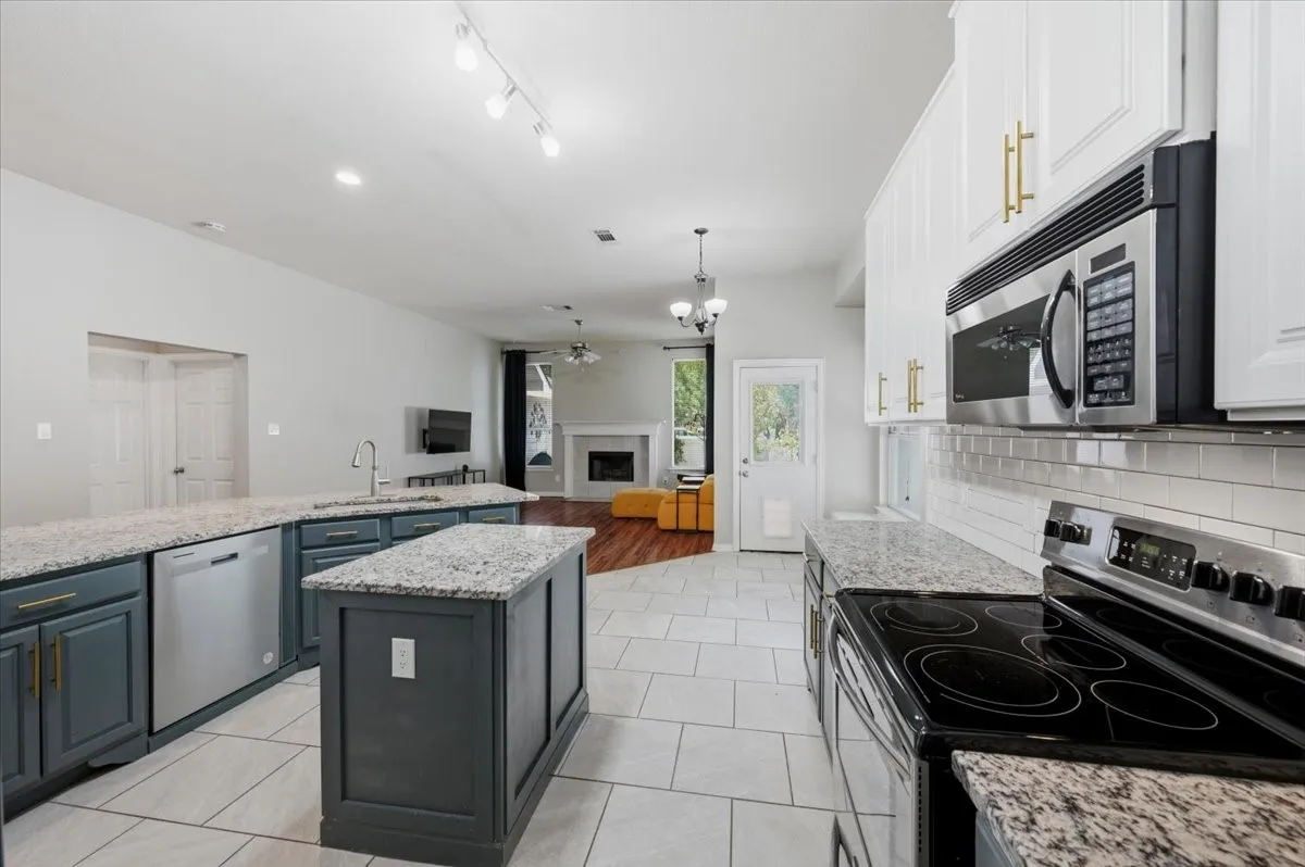 Single Family Residence For Sale in Denton County , 10104 Lakeview Drive, Providence Village, Texas 76227, 4 Bedroom, 2 Bathroom, 2 Garage spaces, 2,015 Sqft, built in 2003, mls#21344232, Real Estate Agent in Providence Village, Homes For Sale in Denton county, Homes For Sale in Providence Village, Realtor in Providence Village Texas, Real Estate Brokerage Independent Realty Texas, Luminita Cordes Realtor