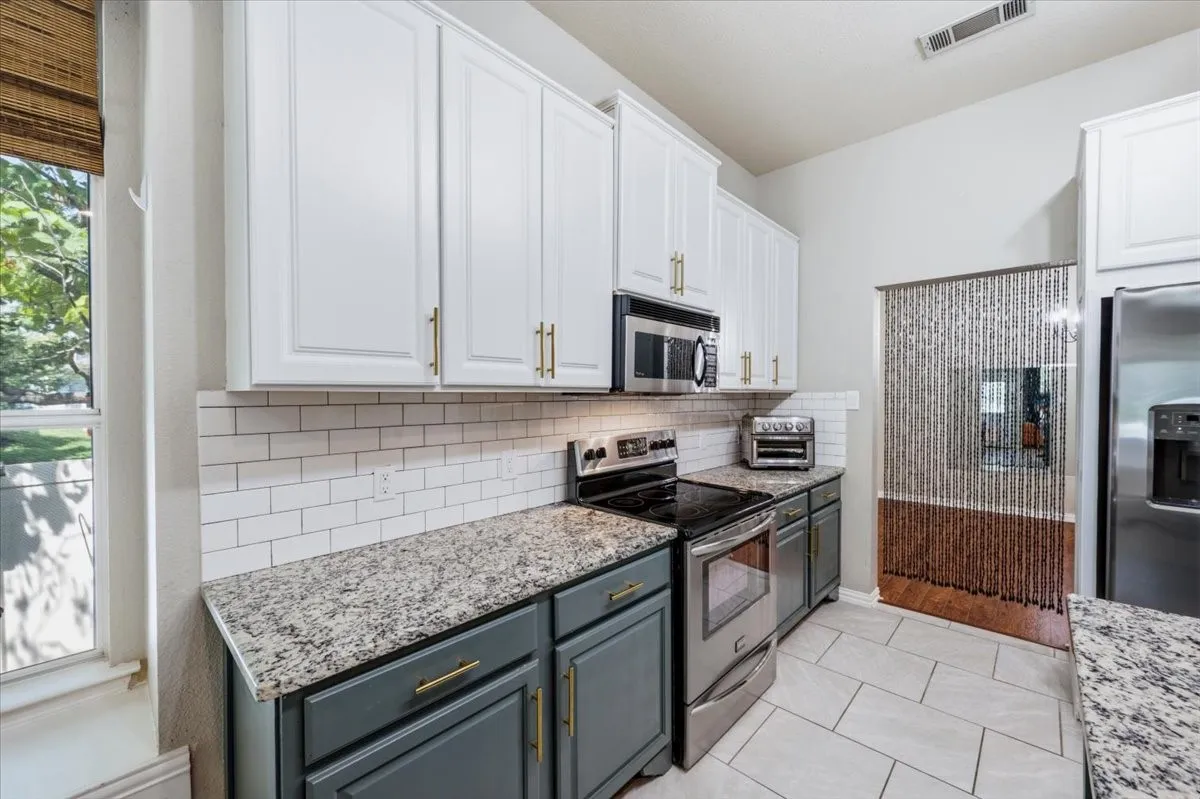 Single Family Residence For Sale in Denton County , 10104 Lakeview Drive, Providence Village, Texas 76227, 4 Bedroom, 2 Bathroom, 2 Garage spaces, 2,015 Sqft, built in 2003, mls#21344232, Real Estate Agent in Providence Village, Homes For Sale in Denton county, Homes For Sale in Providence Village, Realtor in Providence Village Texas, Real Estate Brokerage Independent Realty Texas, Luminita Cordes Realtor