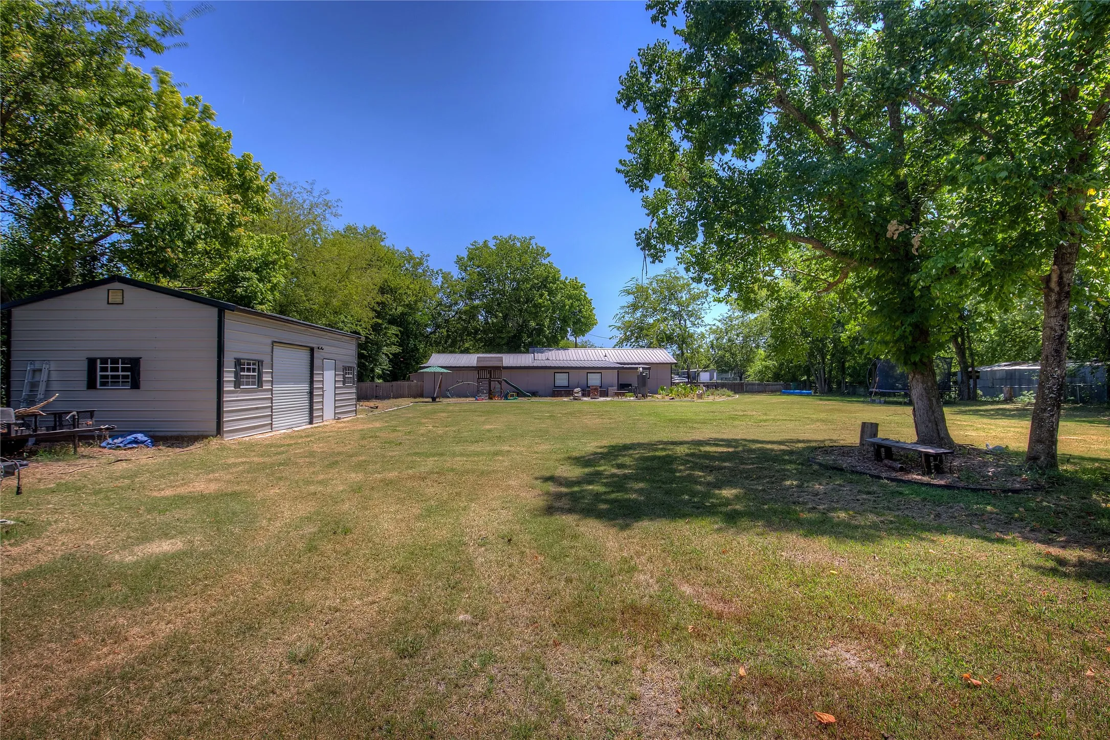 View of yard featuring an outbuilding