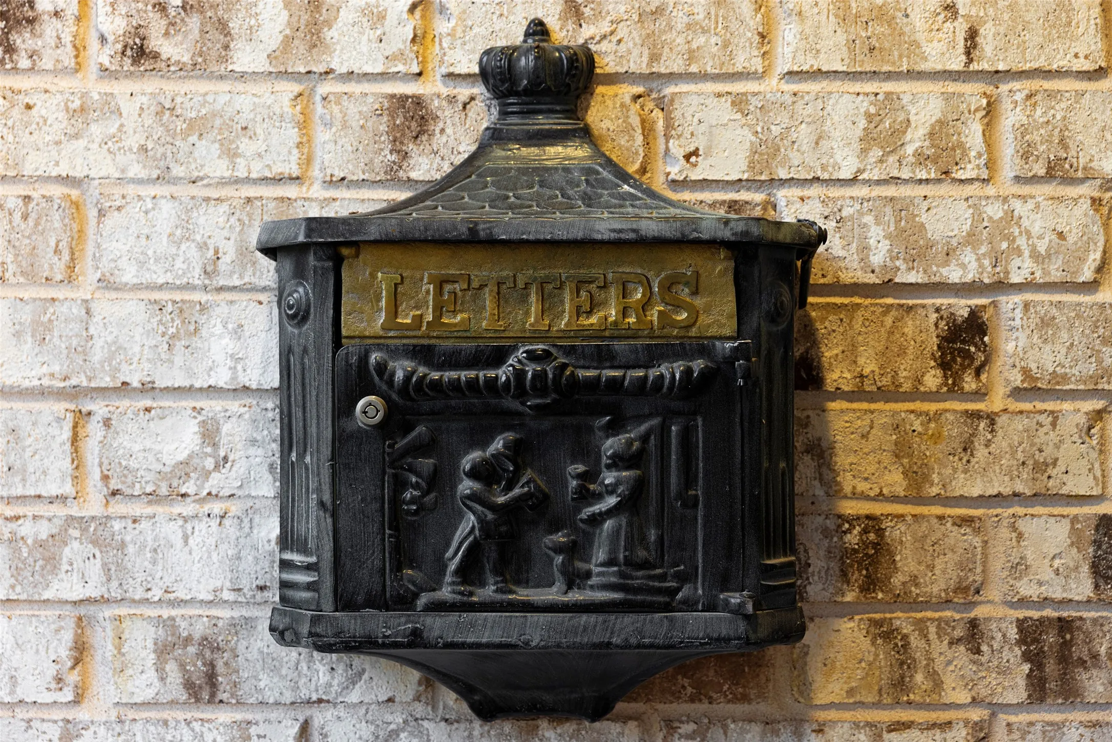 Castle Hills Private Mail Service delivers mail to your front door daily!