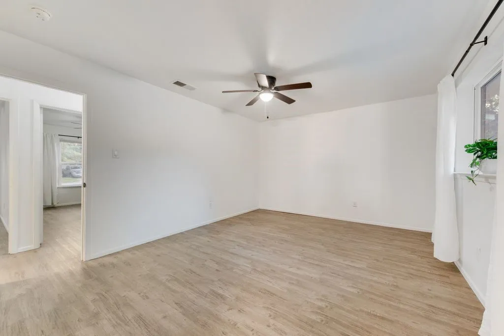 Single Family Residence For Sale in Tarrant County , 913 Childers Avenue, Benbrook, Texas 76126, 3 Bedroom, 2 Bathroom, 2 Garage spaces, 1,413 Sqft, built in 1970, mls#21347502, Real Estate Agent in Benbrook, Homes For Sale in Tarrant county, Homes For Sale in Benbrook, Realtor in Benbrook Texas, Real Estate Brokerage Independent Realty Texas, Luminita Cordes Realtor