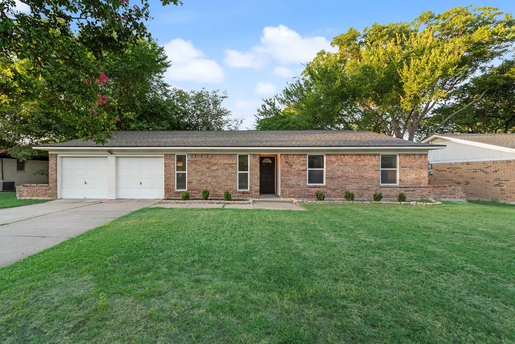 Single Family Residence For Sale in Tarrant County , 913 Childers Avenue, Benbrook, Texas 76126, 3 Bedroom, 2 Bathroom, 2 Garage spaces, 1,413 Sqft, built in 1970, mls#21347502, Real Estate Agent in Benbrook, Homes For Sale in Tarrant county, Homes For Sale in Benbrook, Realtor in Benbrook Texas, Real Estate Brokerage Independent Realty Texas, Luminita Cordes Realtor