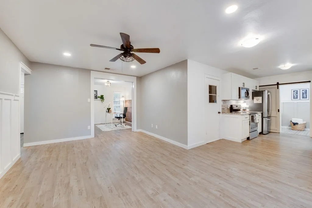 Single Family Residence For Sale in Tarrant County , 913 Childers Avenue, Benbrook, Texas 76126, 3 Bedroom, 2 Bathroom, 2 Garage spaces, 1,413 Sqft, built in 1970, mls#21347502, Real Estate Agent in Benbrook, Homes For Sale in Tarrant county, Homes For Sale in Benbrook, Realtor in Benbrook Texas, Real Estate Brokerage Independent Realty Texas, Luminita Cordes Realtor