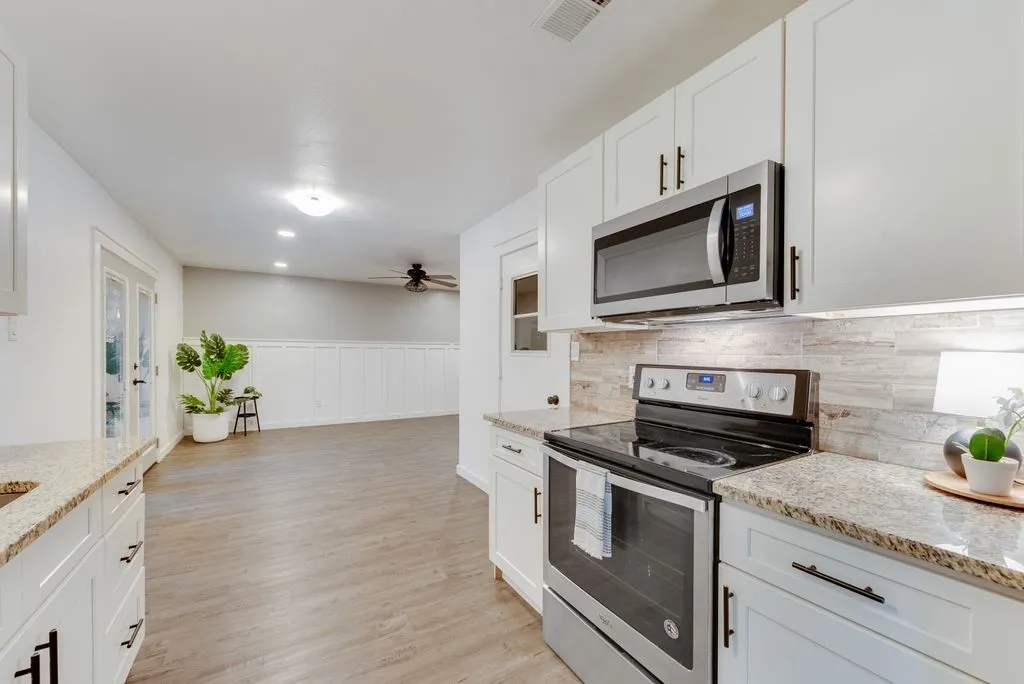 Single Family Residence For Sale in Tarrant County , 913 Childers Avenue, Benbrook, Texas 76126, 3 Bedroom, 2 Bathroom, 2 Garage spaces, 1,413 Sqft, built in 1970, mls#21347502, Real Estate Agent in Benbrook, Homes For Sale in Tarrant county, Homes For Sale in Benbrook, Realtor in Benbrook Texas, Real Estate Brokerage Independent Realty Texas, Luminita Cordes Realtor