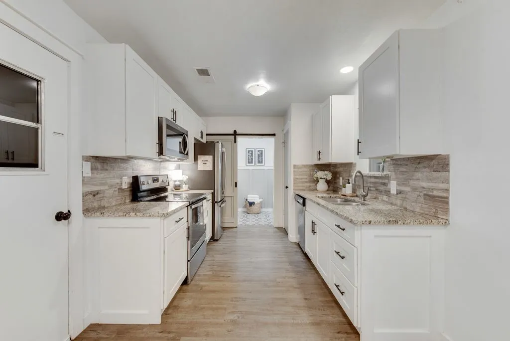 Single Family Residence For Sale in Tarrant County , 913 Childers Avenue, Benbrook, Texas 76126, 3 Bedroom, 2 Bathroom, 2 Garage spaces, 1,413 Sqft, built in 1970, mls#21347502, Real Estate Agent in Benbrook, Homes For Sale in Tarrant county, Homes For Sale in Benbrook, Realtor in Benbrook Texas, Real Estate Brokerage Independent Realty Texas, Luminita Cordes Realtor