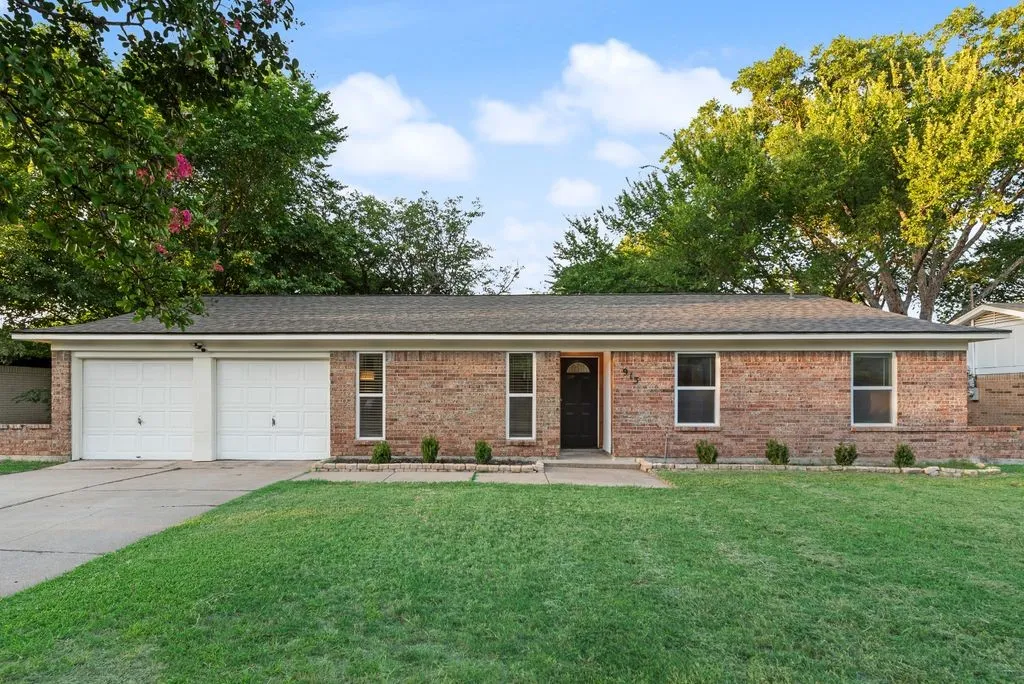 Single Family Residence For Sale in Tarrant County , 913 Childers Avenue, Benbrook, Texas 76126, 3 Bedroom, 2 Bathroom, 2 Garage spaces, 1,413 Sqft, built in 1970, mls#21347502, Real Estate Agent in Benbrook, Homes For Sale in Tarrant county, Homes For Sale in Benbrook, Realtor in Benbrook Texas, Real Estate Brokerage Independent Realty Texas, Luminita Cordes Realtor