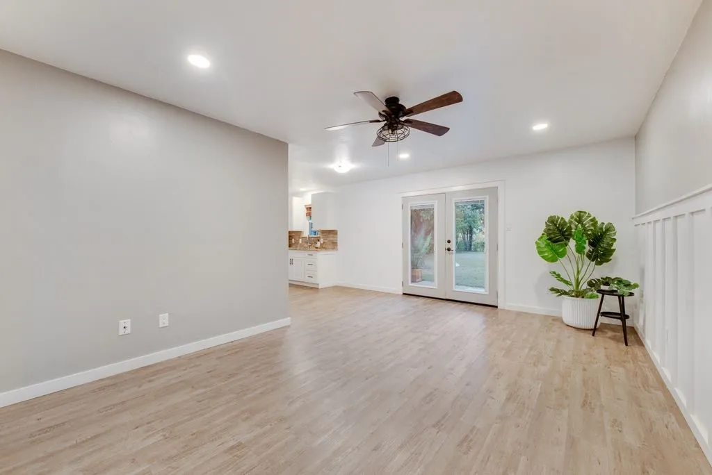 Single Family Residence For Sale in Tarrant County , 913 Childers Avenue, Benbrook, Texas 76126, 3 Bedroom, 2 Bathroom, 2 Garage spaces, 1,413 Sqft, built in 1970, mls#21347502, Real Estate Agent in Benbrook, Homes For Sale in Tarrant county, Homes For Sale in Benbrook, Realtor in Benbrook Texas, Real Estate Brokerage Independent Realty Texas, Luminita Cordes Realtor