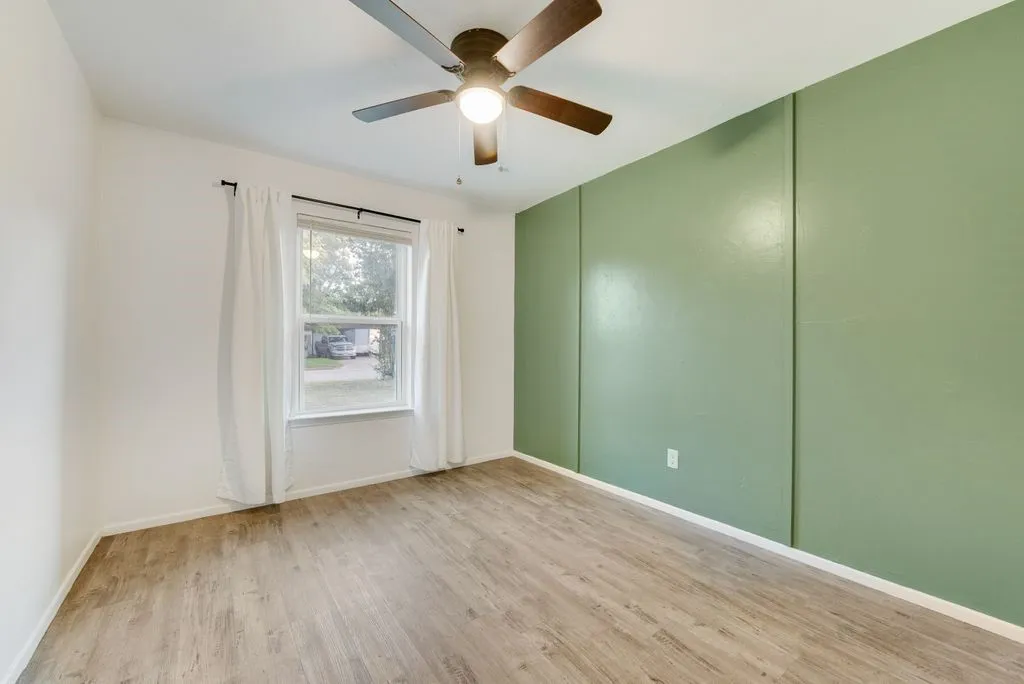 Single Family Residence For Sale in Tarrant County , 913 Childers Avenue, Benbrook, Texas 76126, 3 Bedroom, 2 Bathroom, 2 Garage spaces, 1,413 Sqft, built in 1970, mls#21347502, Real Estate Agent in Benbrook, Homes For Sale in Tarrant county, Homes For Sale in Benbrook, Realtor in Benbrook Texas, Real Estate Brokerage Independent Realty Texas, Luminita Cordes Realtor
