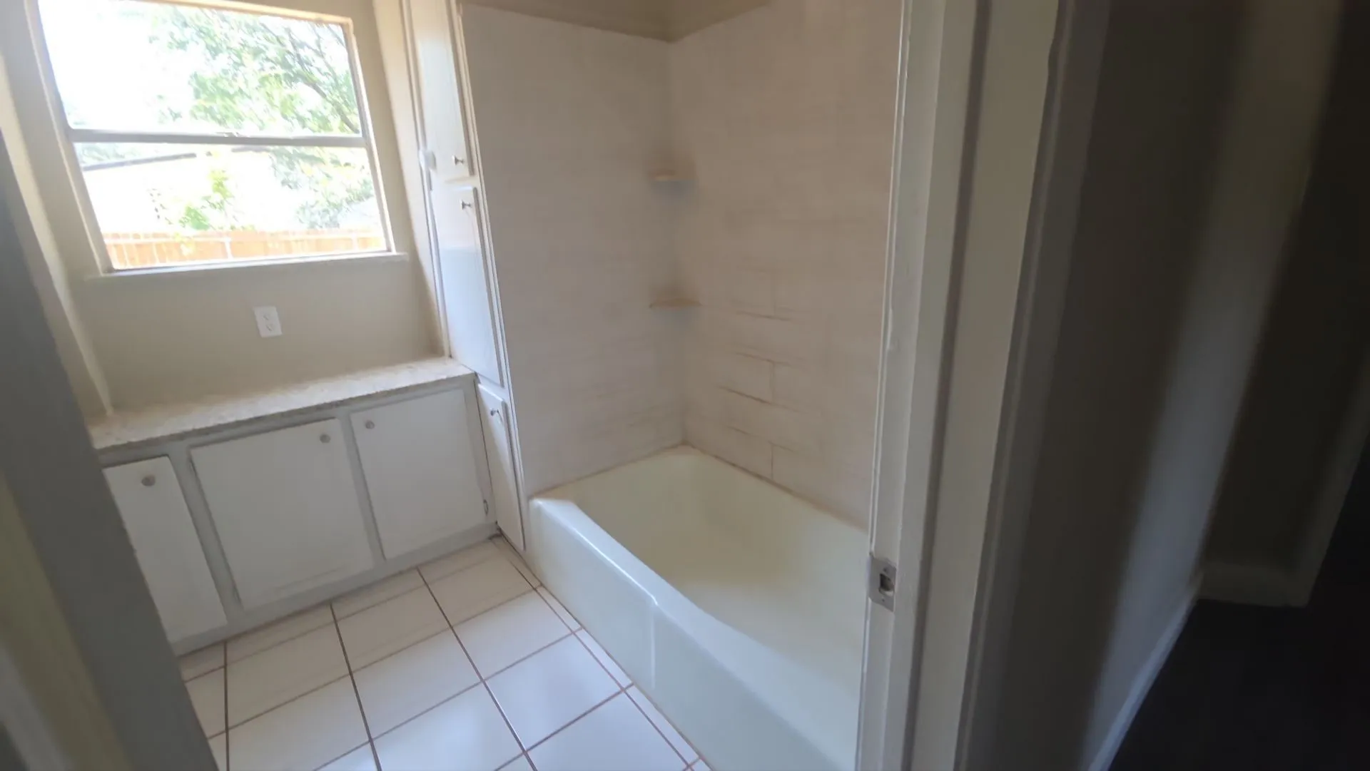 Single Family Residence For Sale in Tarrant County , 1301 Pelican Circle, Pelican Bay, Texas 76020, 3 Bedroom, 2 Bathroom, Garage spaces, 1,104 Sqft, built in 1970, mls#21347504, Real Estate Agent in Pelican Bay, Homes For Sale in Tarrant county, Homes For Sale in Pelican Bay, Realtor in Pelican Bay Texas, Real Estate Brokerage Independent Realty Texas, Luminita Cordes Realtor