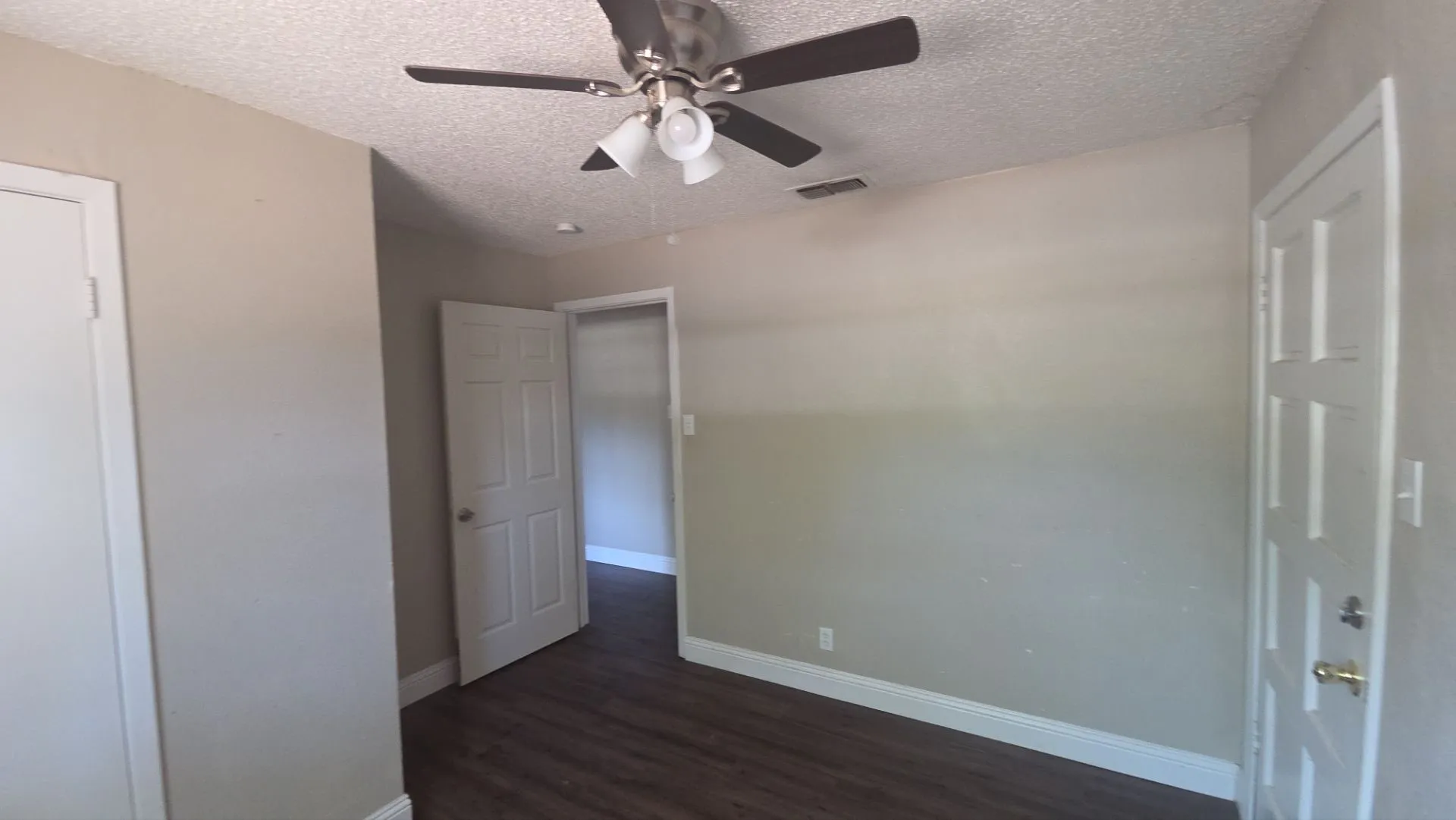 Single Family Residence For Sale in Tarrant County , 1301 Pelican Circle, Pelican Bay, Texas 76020, 3 Bedroom, 2 Bathroom, Garage spaces, 1,104 Sqft, built in 1970, mls#21347504, Real Estate Agent in Pelican Bay, Homes For Sale in Tarrant county, Homes For Sale in Pelican Bay, Realtor in Pelican Bay Texas, Real Estate Brokerage Independent Realty Texas, Luminita Cordes Realtor